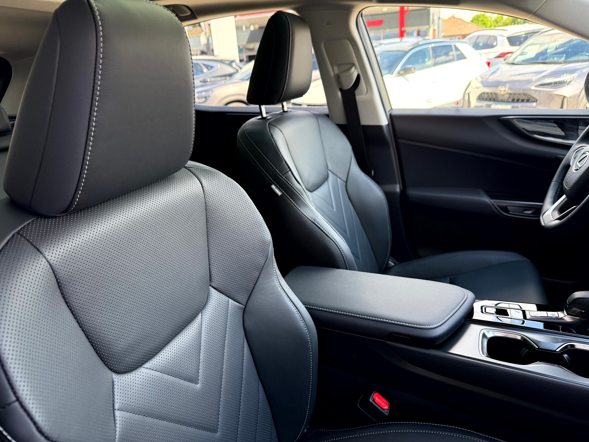 LEXUS NX 450h+ E-FOUR Comfort-image-13