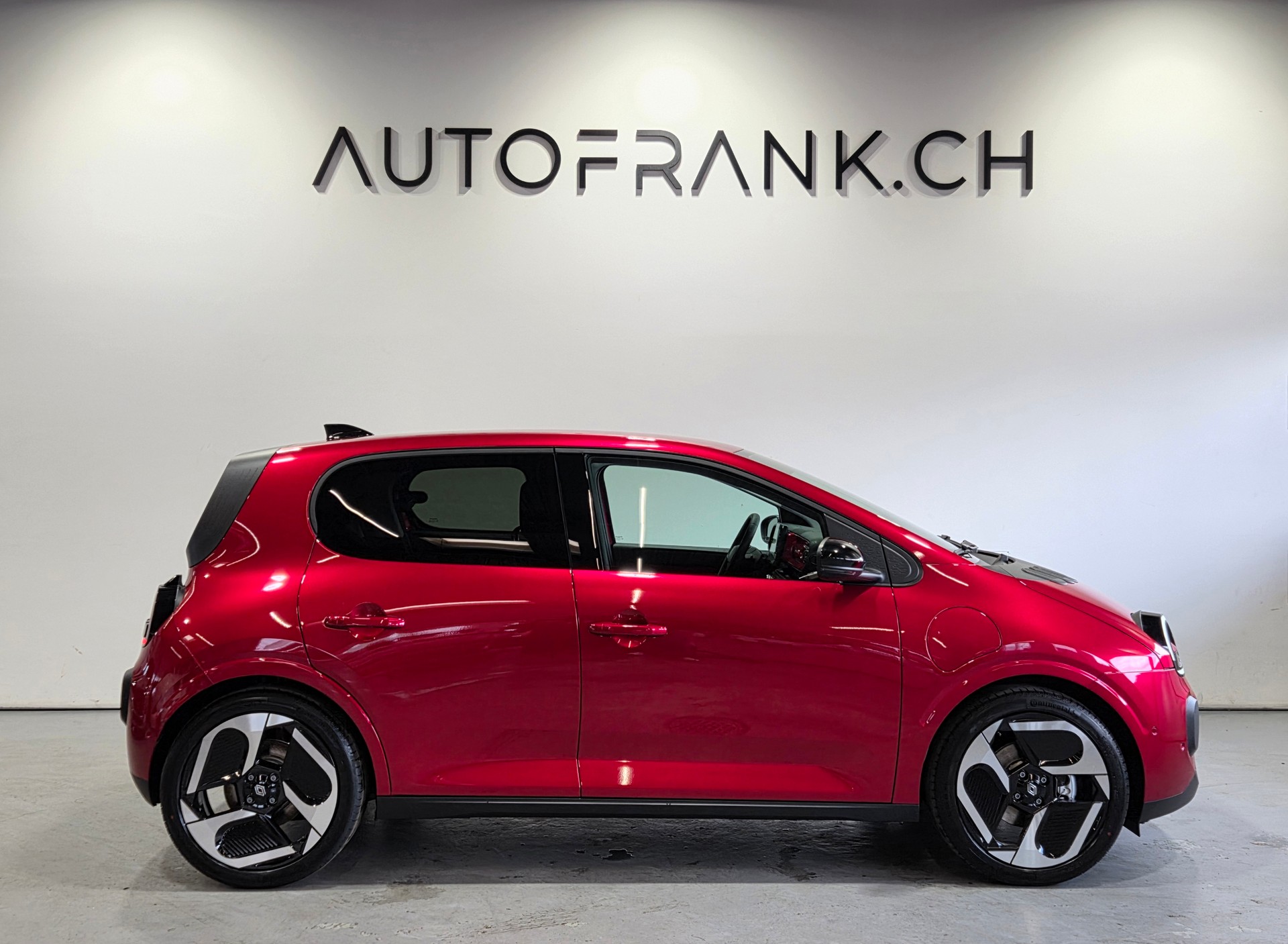 RENAULT Twingo E-Tech Urban Range techno-showroom-element-1