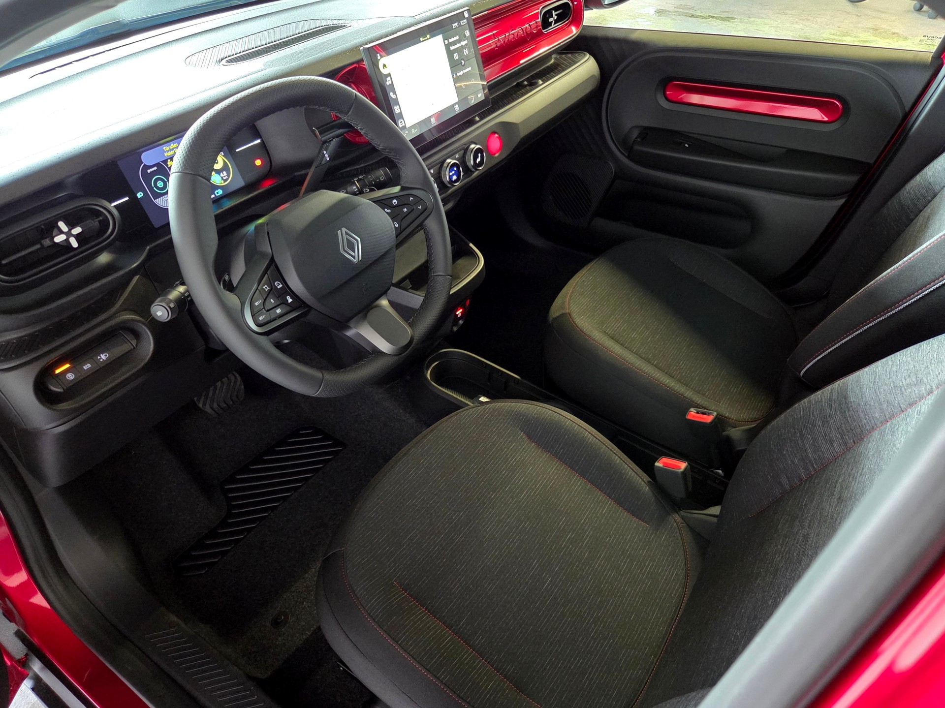 RENAULT Twingo E-Tech Urban Range techno-showroom-element-3