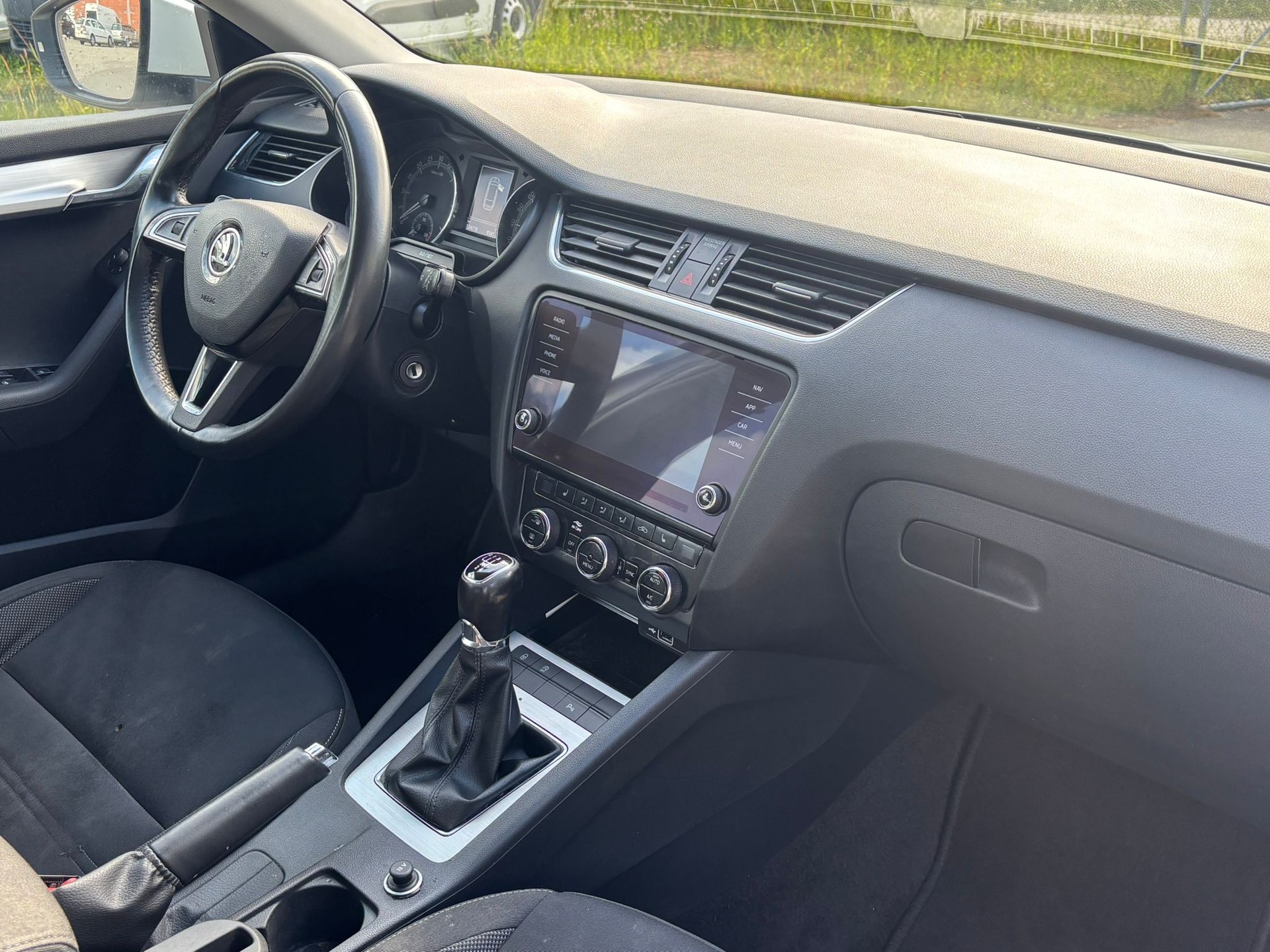 SKODA Octavia Combi 1.6 TDI Ambition-image-10