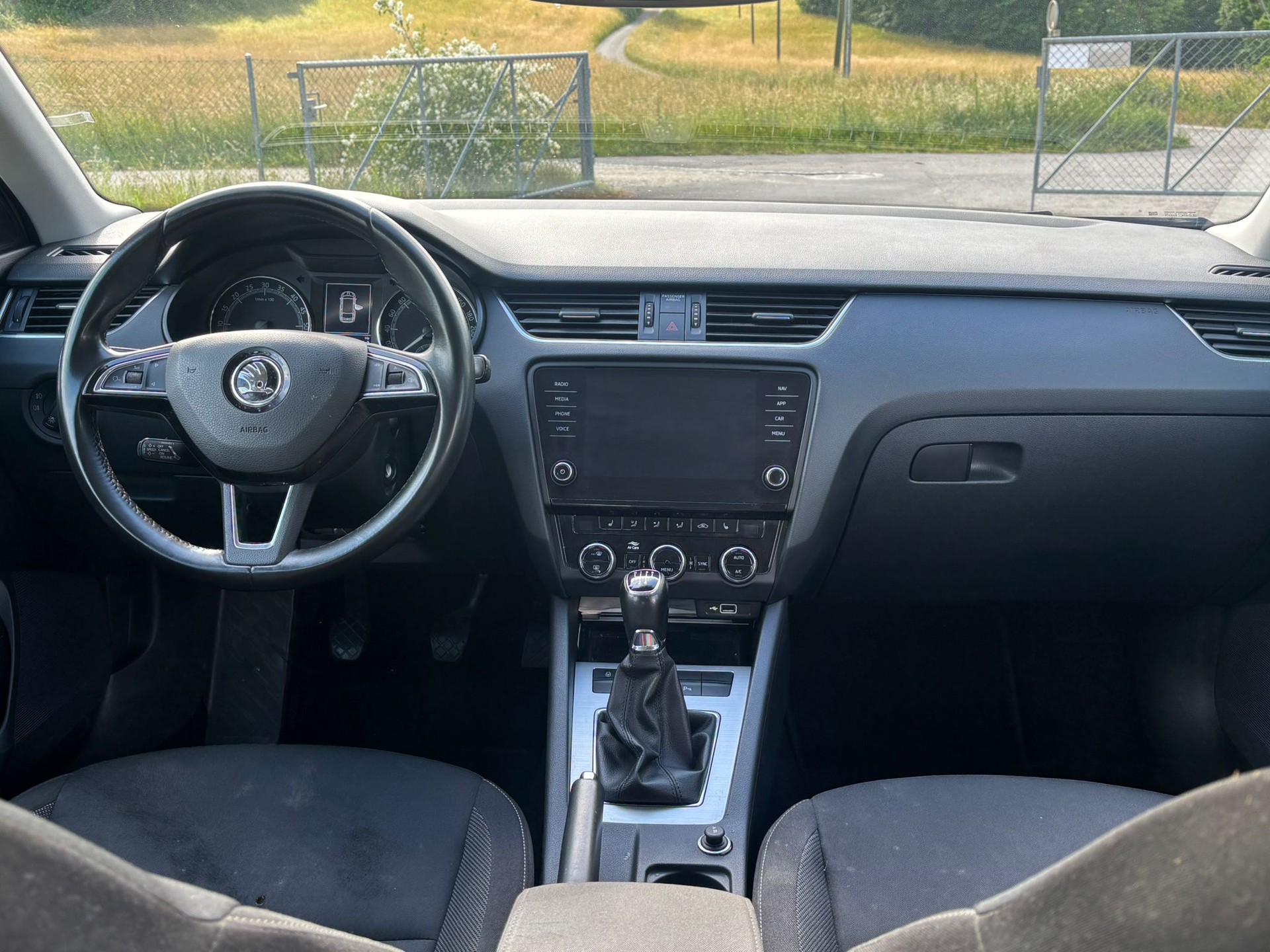 SKODA Octavia Combi 1.6 TDI Ambition-image-9