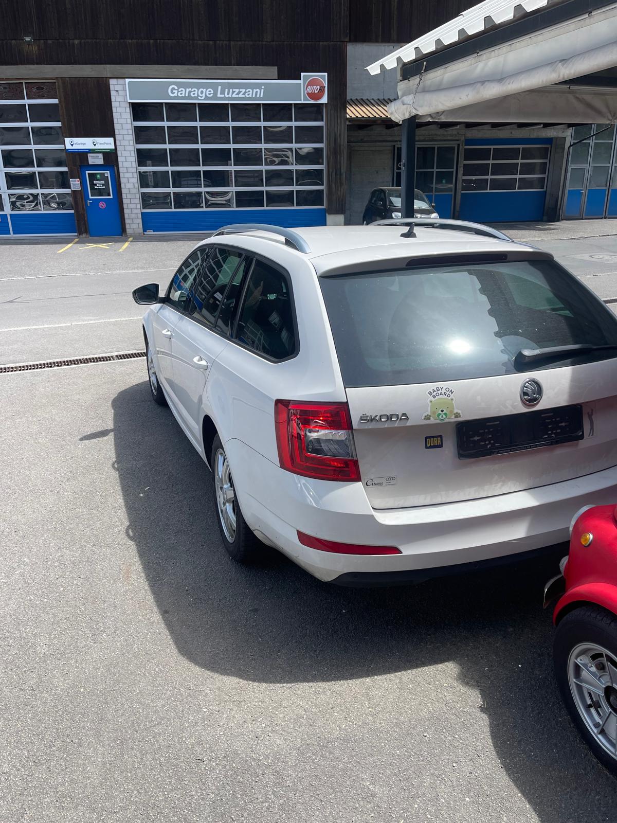 SKODA Octavia Combi 2.0 TDI Style-image-1