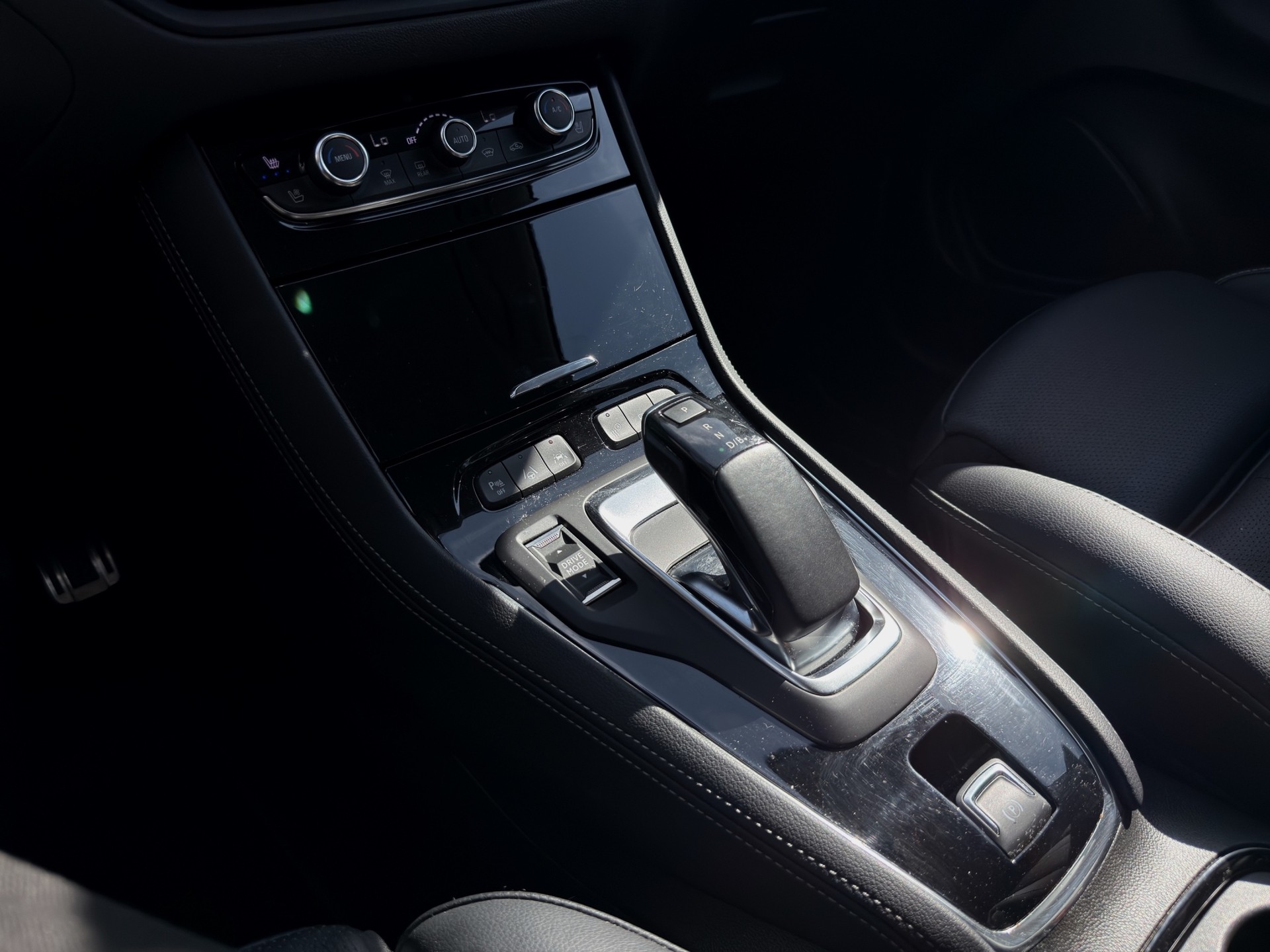 OPEL Grandland 1.6 Hybrid4 GSe Automatik-image-15