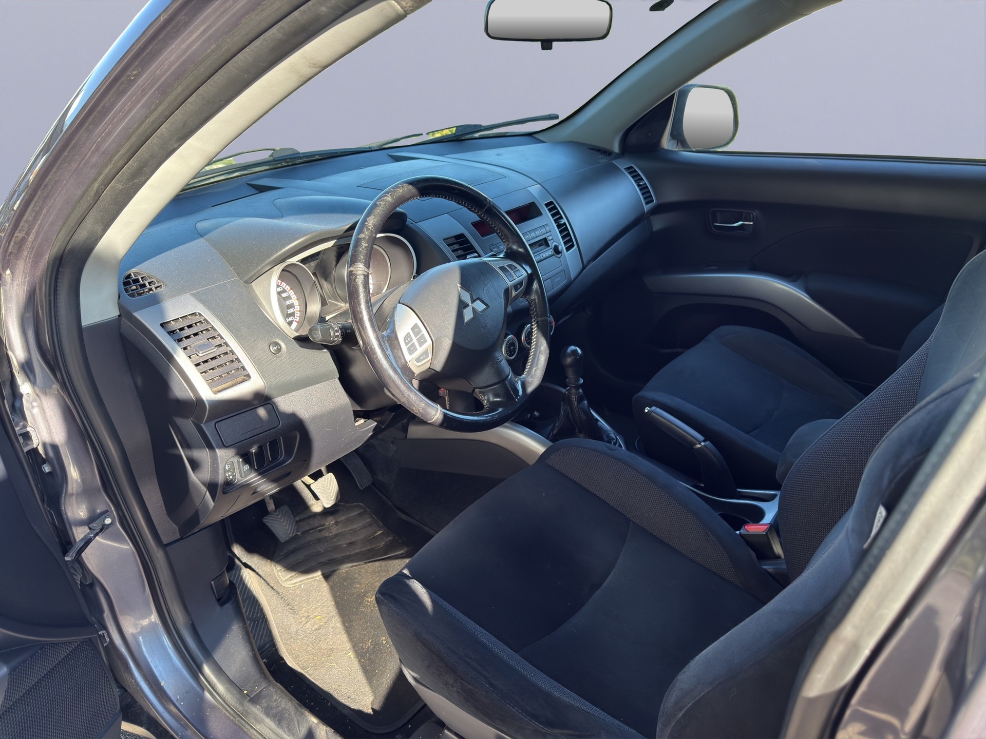 MITSUBISHI Outlander 2.0 DID Instyle 4WD-image-9