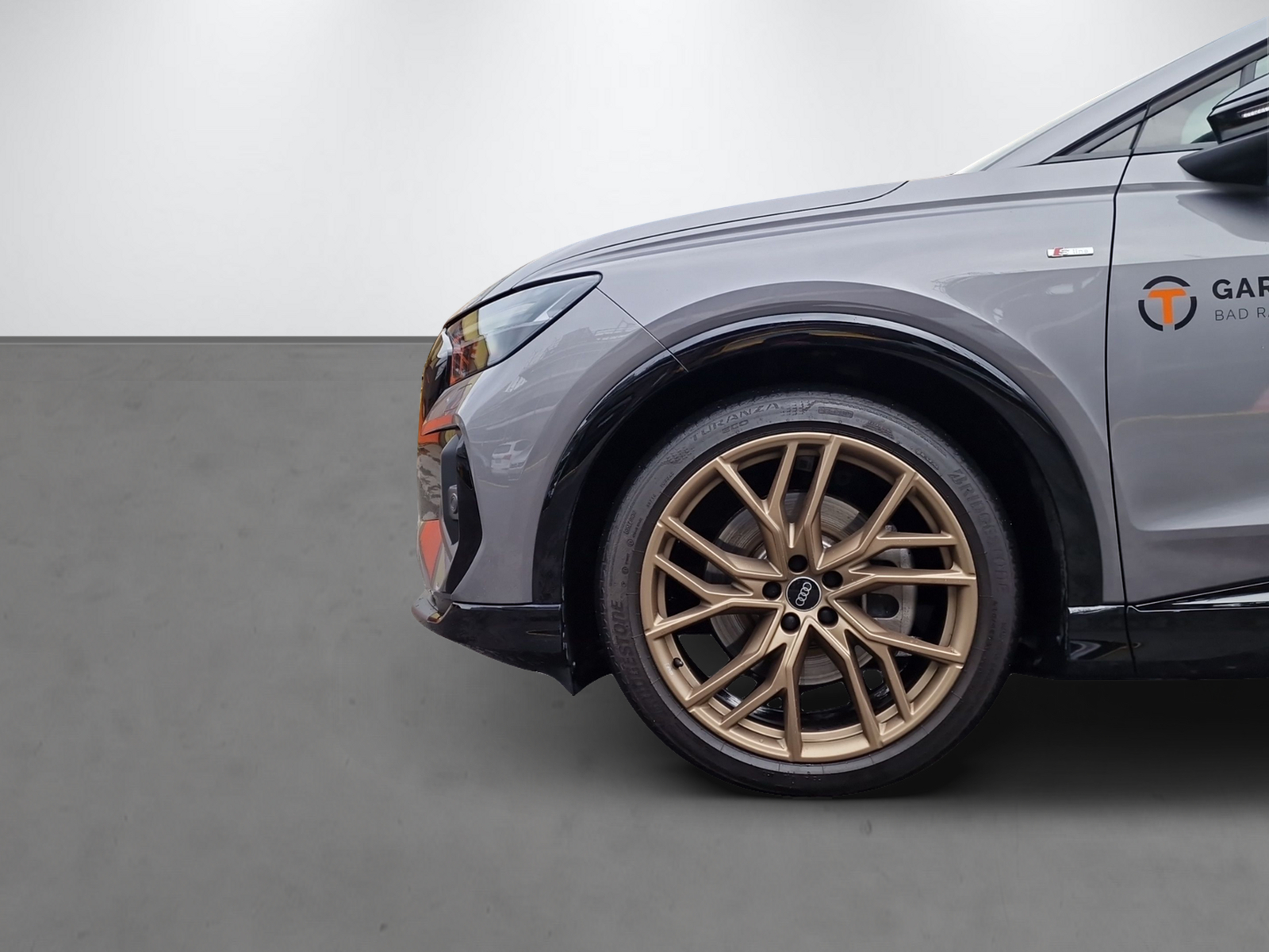 AUDI Q4 e-tron 50 quattro Edition One-showroom-element-2