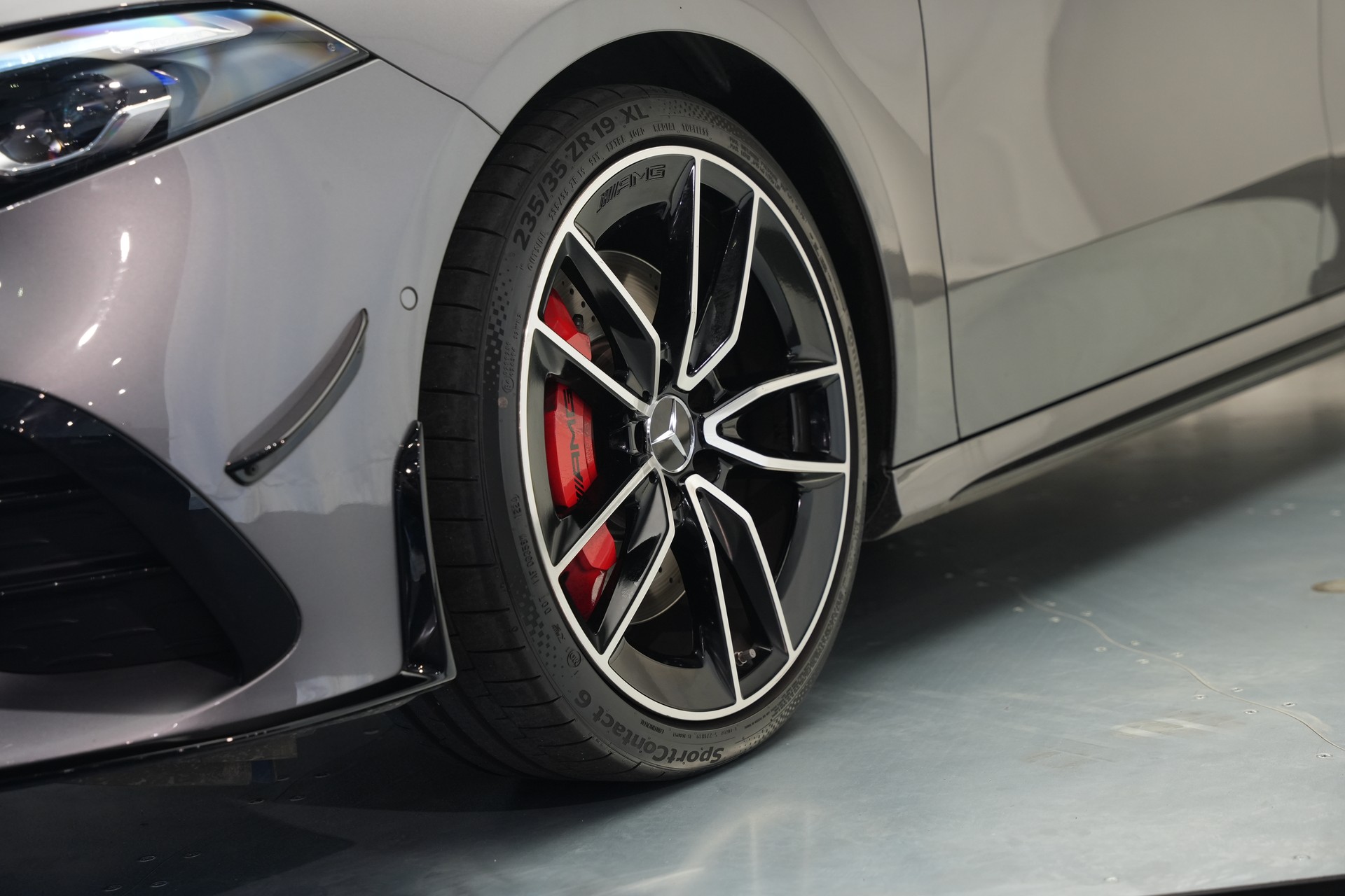 MERCEDES-BENZ A AMG 35 4Matic+ 8G-DCT *CH-Fahrzeug* *Panorama* *HuD* *Burmester*-image-50