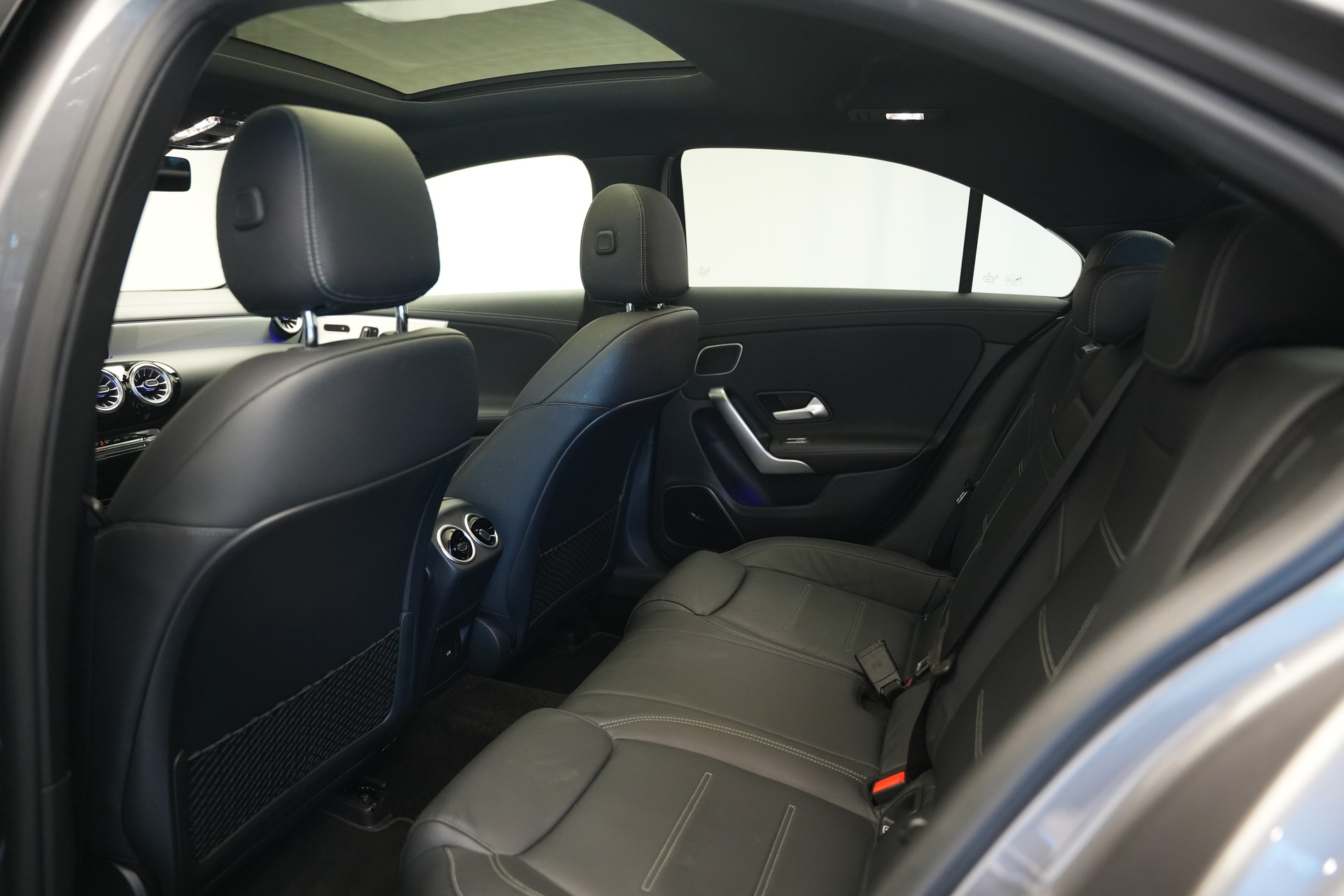 MERCEDES-BENZ A AMG 35 4Matic+ 8G-DCT *CH-Fahrzeug* *Panorama* *HuD* *Burmester*-image-16