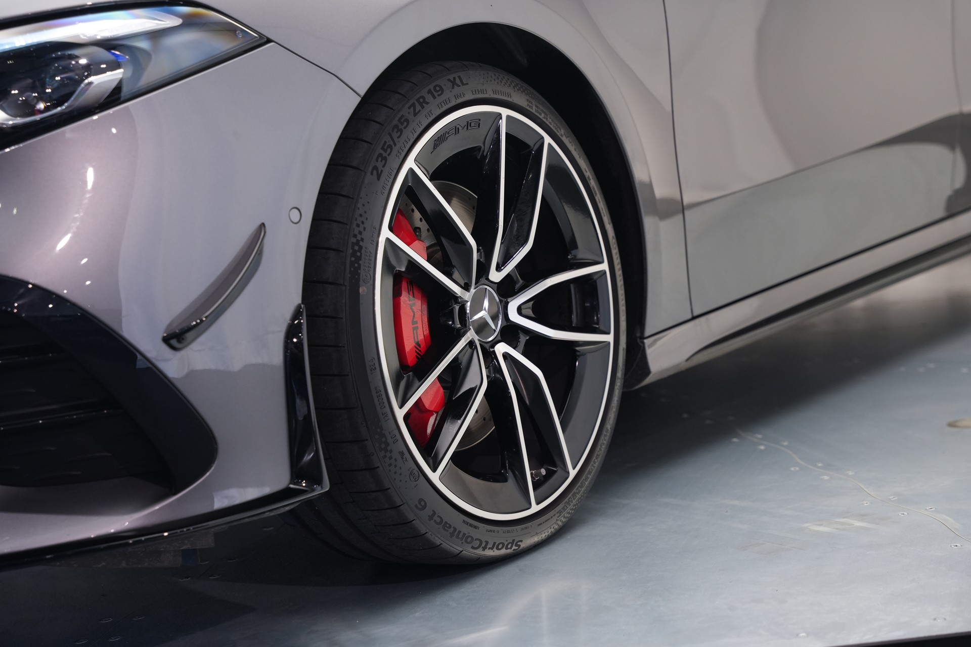 MERCEDES-BENZ A AMG 35 4Matic+ 8G-DCT *CH-Fahrzeug* *Panorama* *HuD* *Burmester*-image-50