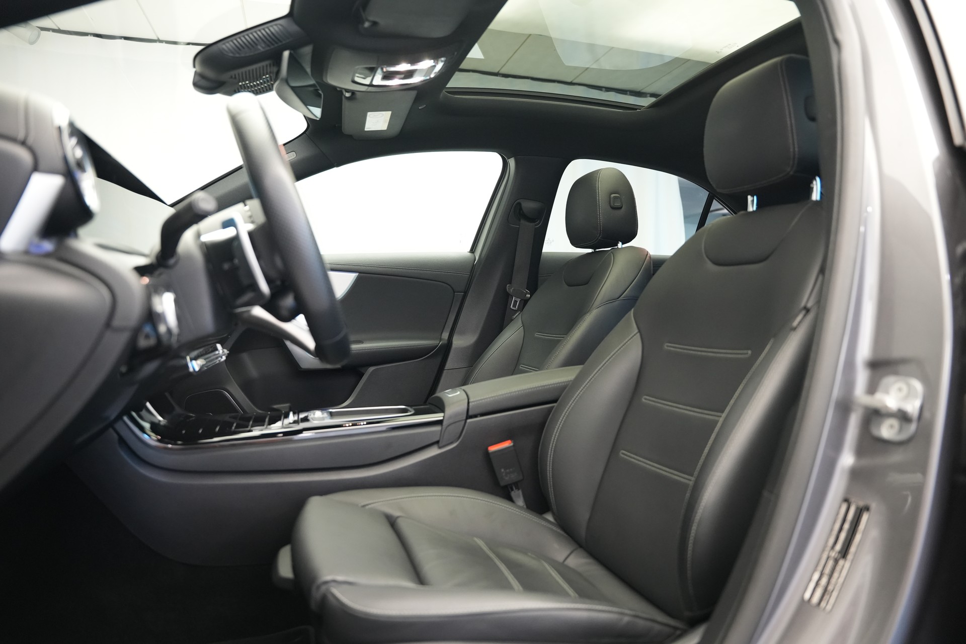MERCEDES-BENZ A AMG 35 4Matic+ 8G-DCT *CH-Fahrzeug* *Panorama* *HuD* *Burmester*-image-12