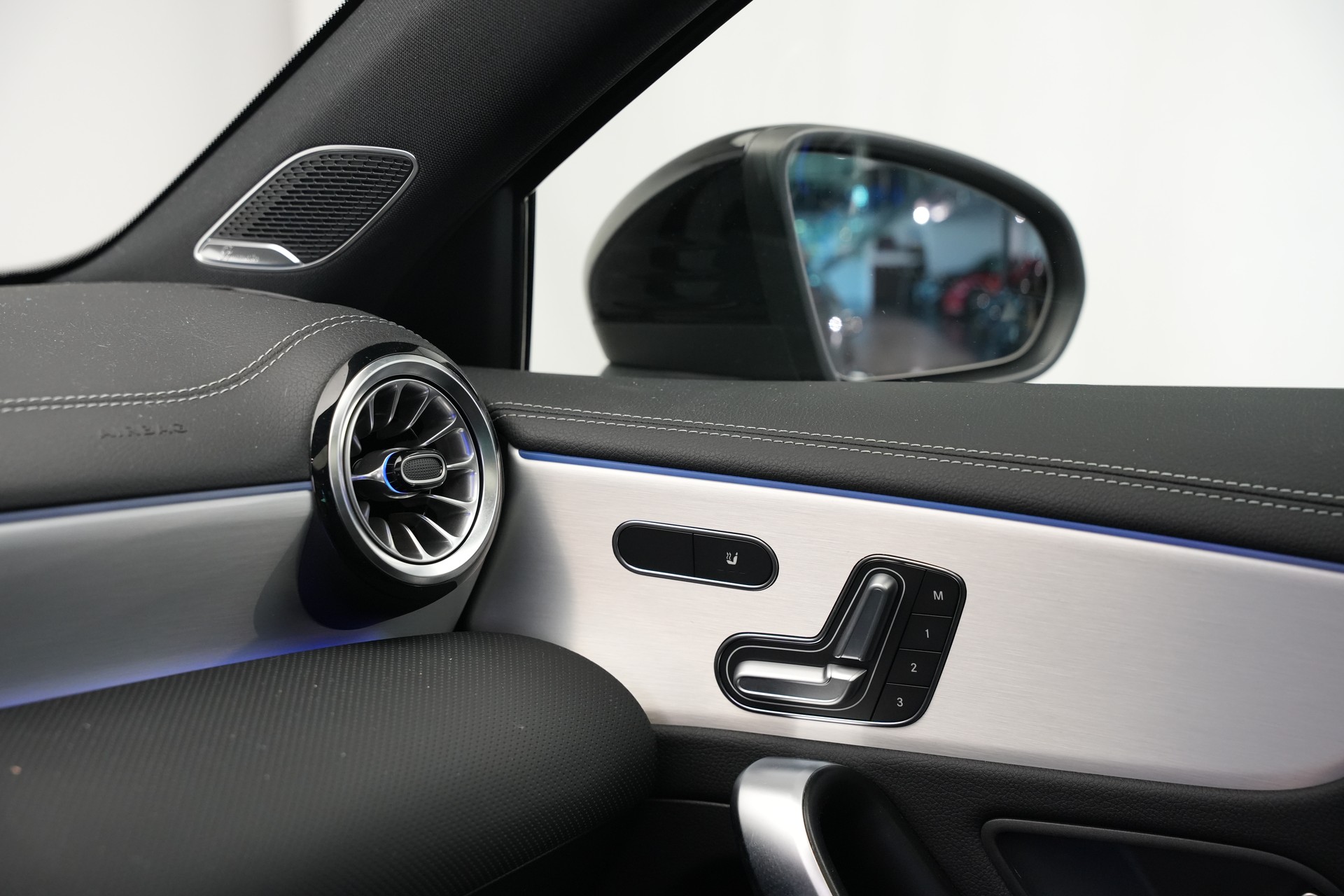 MERCEDES-BENZ A AMG 35 4Matic+ 8G-DCT *CH-Fahrzeug* *Panorama* *HuD* *Burmester*-image-28