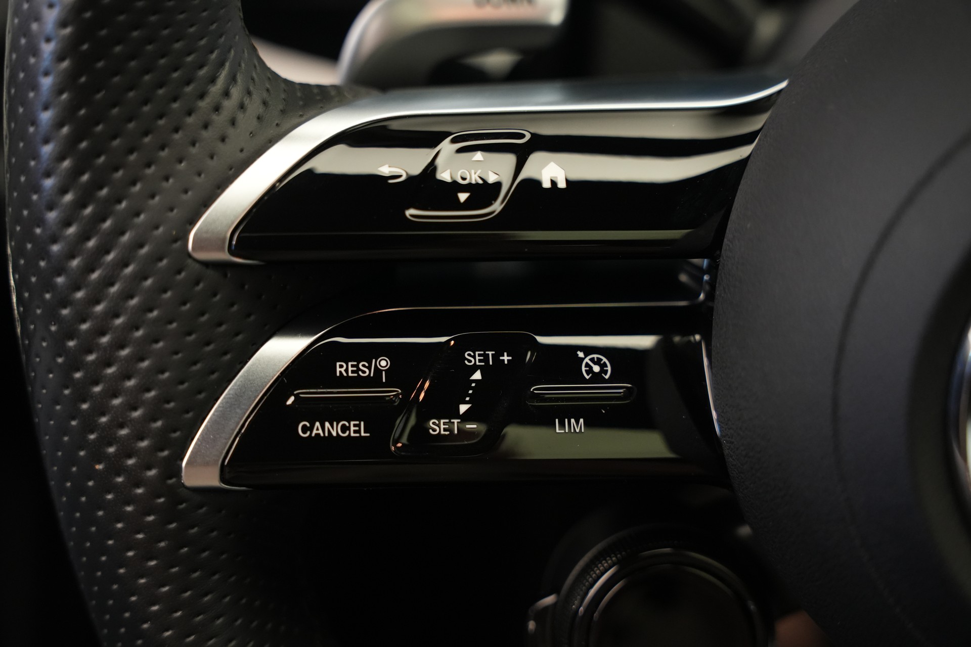 MERCEDES-BENZ A AMG 35 4Matic+ 8G-DCT *CH-Fahrzeug* *Panorama* *HuD* *Burmester*-image-27