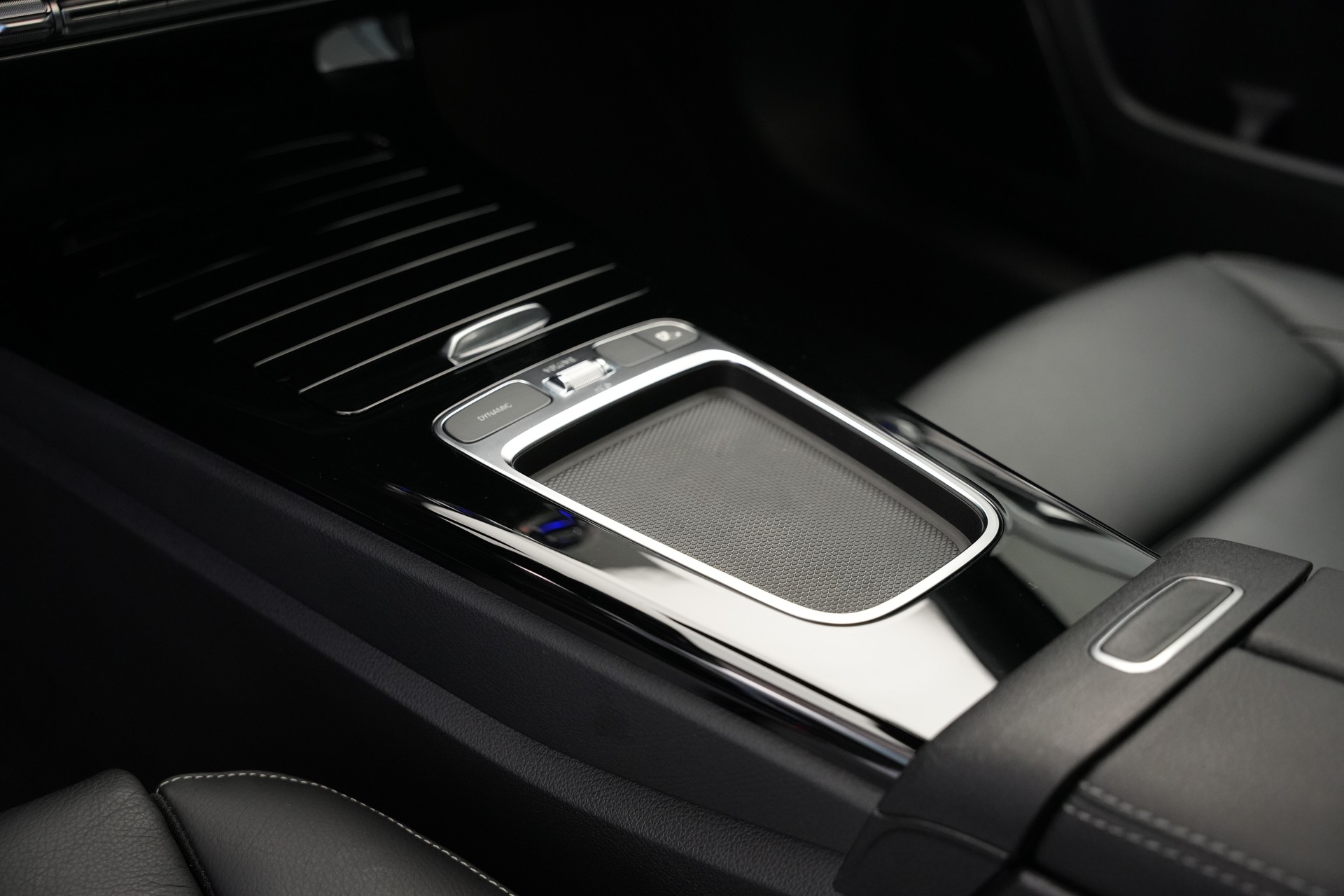 MERCEDES-BENZ A AMG 35 4Matic+ 8G-DCT *CH-Fahrzeug* *Panorama* *HuD* *Burmester*-image-23