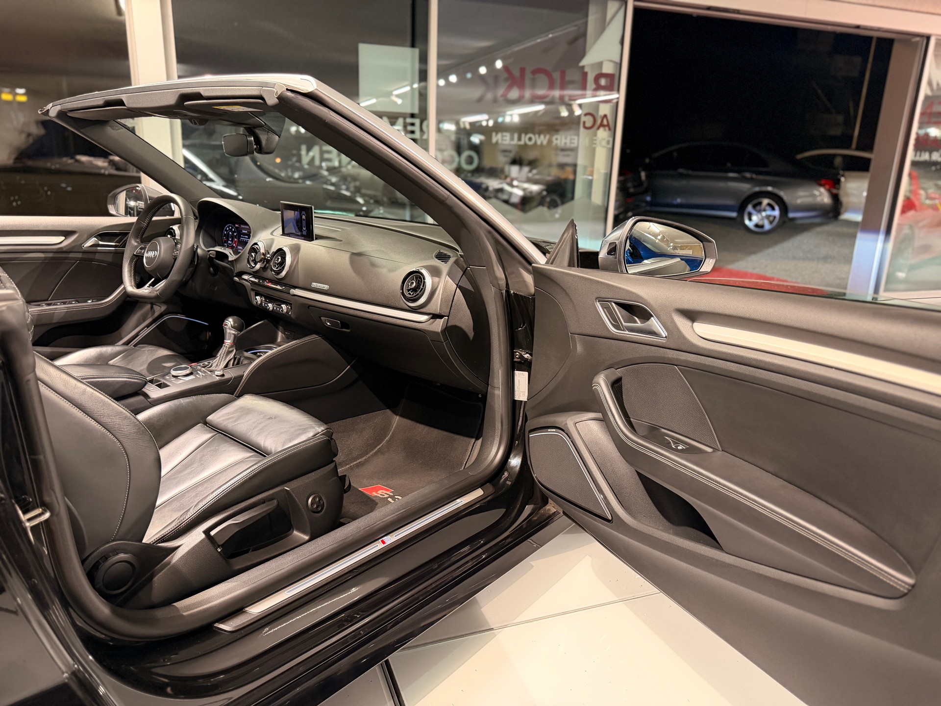 AUDI S3 Cabriolet 2.0 TFSI quattro S-tronic-image-18