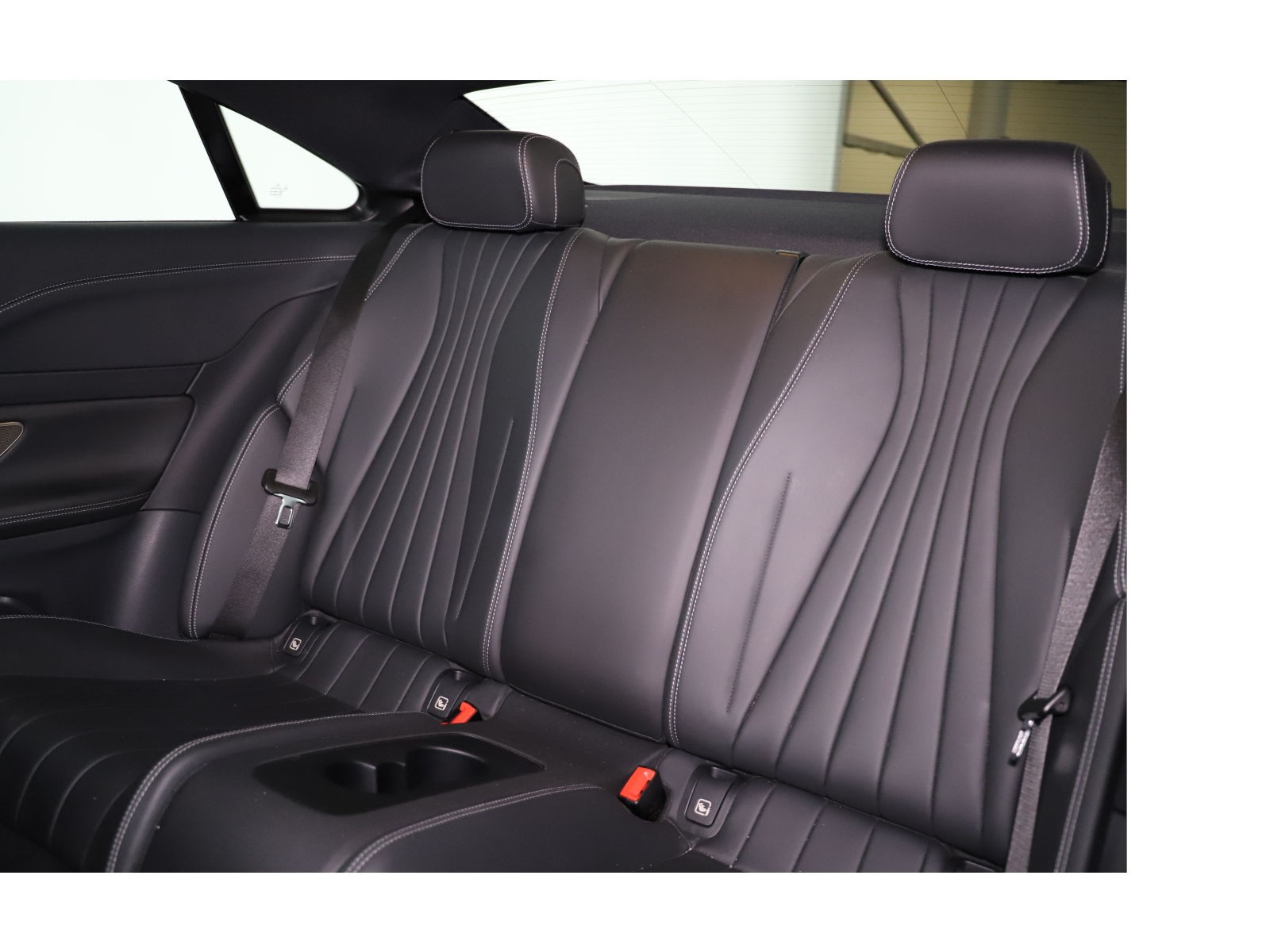MERCEDES-BENZ E 400d Coupé 4M AMG Line-image-11