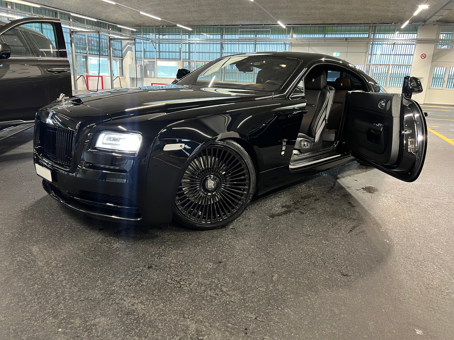 ROLLS-ROYCE "BLACK IS BEAUTY" WRAITH COUPE 6.6 V12 "BLACK BADGE OPTIC" CH WAGEN. AB MFK + AB SERVICE. MIT 632 PS.-image-13
