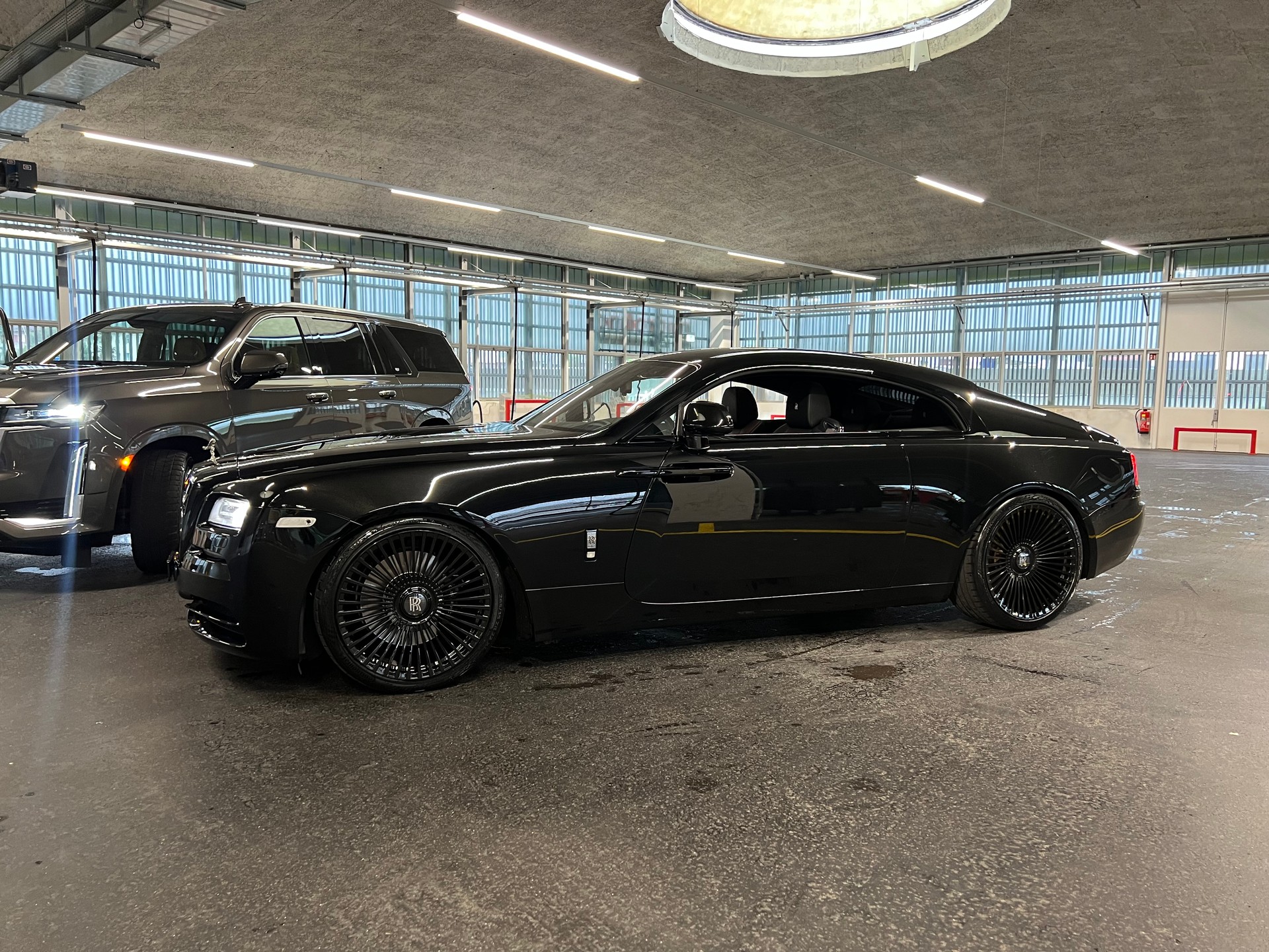 ROLLS-ROYCE "BLACK IS BEAUTY" WRAITH COUPE 6.6 V12 "BLACK BADGE OPTIC" CH WAGEN. AB MFK + AB SERVICE. MIT 632 PS.-image-10