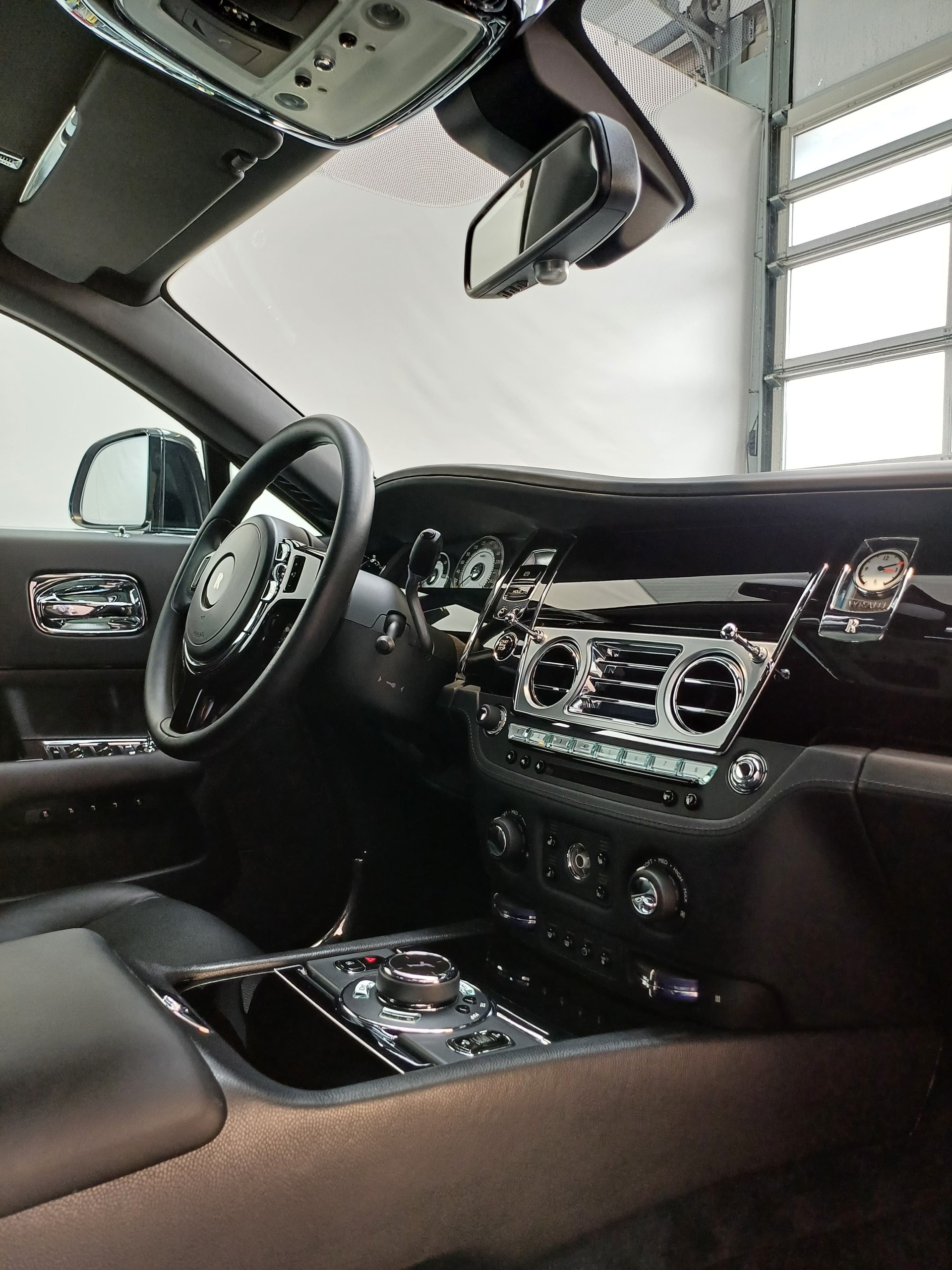 ROLLS-ROYCE "BLACK IS BEAUTY" WRAITH COUPE 6.6 V12 "BLACK BADGE OPTIC" CH WAGEN. AB MFK + AB SERVICE. MIT 632 PS.-image-28