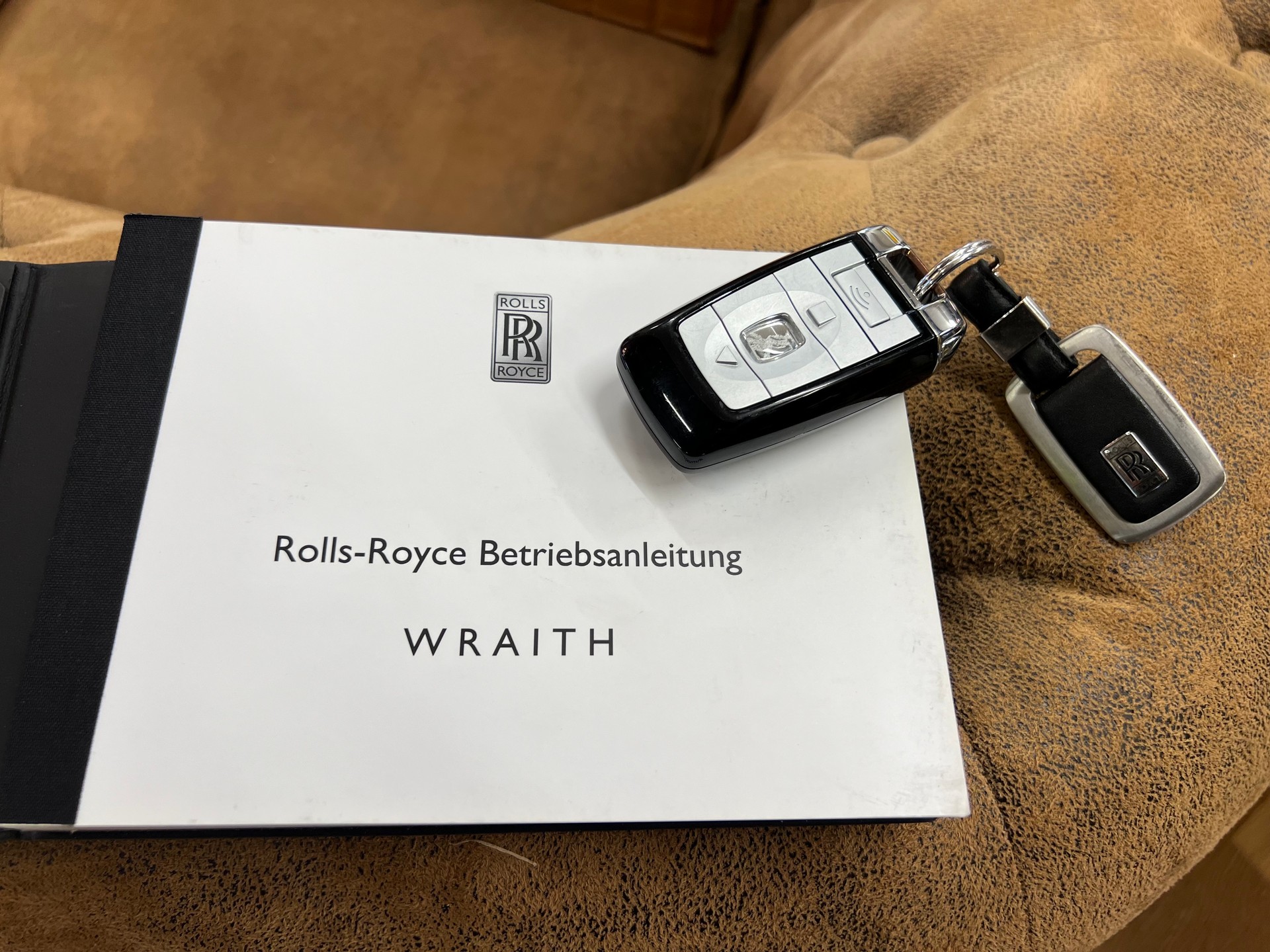 ROLLS-ROYCE "BLACK IS BEAUTY" WRAITH COUPE 6.6 V12 "BLACK BADGE OPTIC" CH WAGEN. AB MFK + AB SERVICE. MIT 632 PS.-image-29