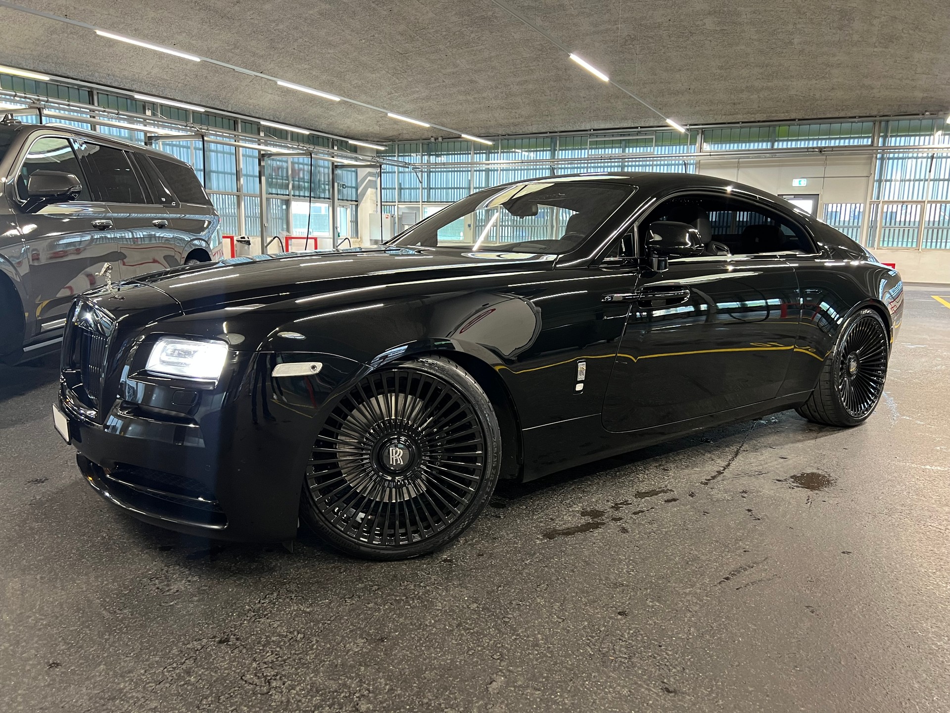 ROLLS-ROYCE "BLACK IS BEAUTY" WRAITH COUPE 6.6 V12 "BLACK BADGE OPTIC" CH WAGEN. AB MFK + AB SERVICE. MIT 632 PS.-image-7