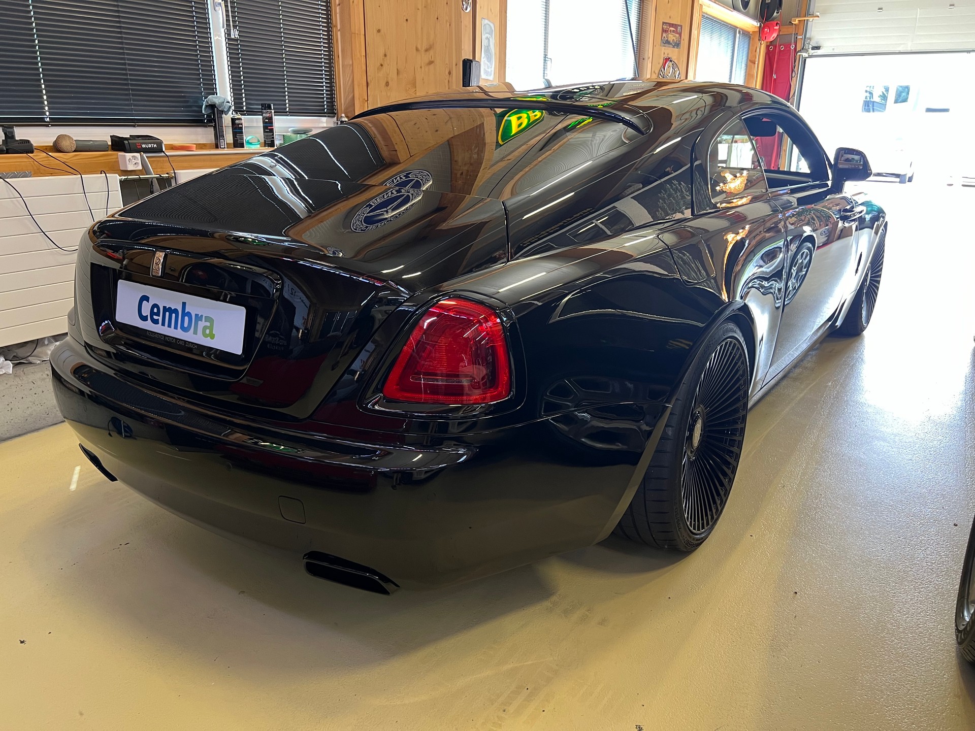 ROLLS-ROYCE "BLACK IS BEAUTY" WRAITH COUPE 6.6 V12 "BLACK BADGE OPTIC" CH WAGEN. AB MFK + AB SERVICE. MIT 632 PS.-image-24