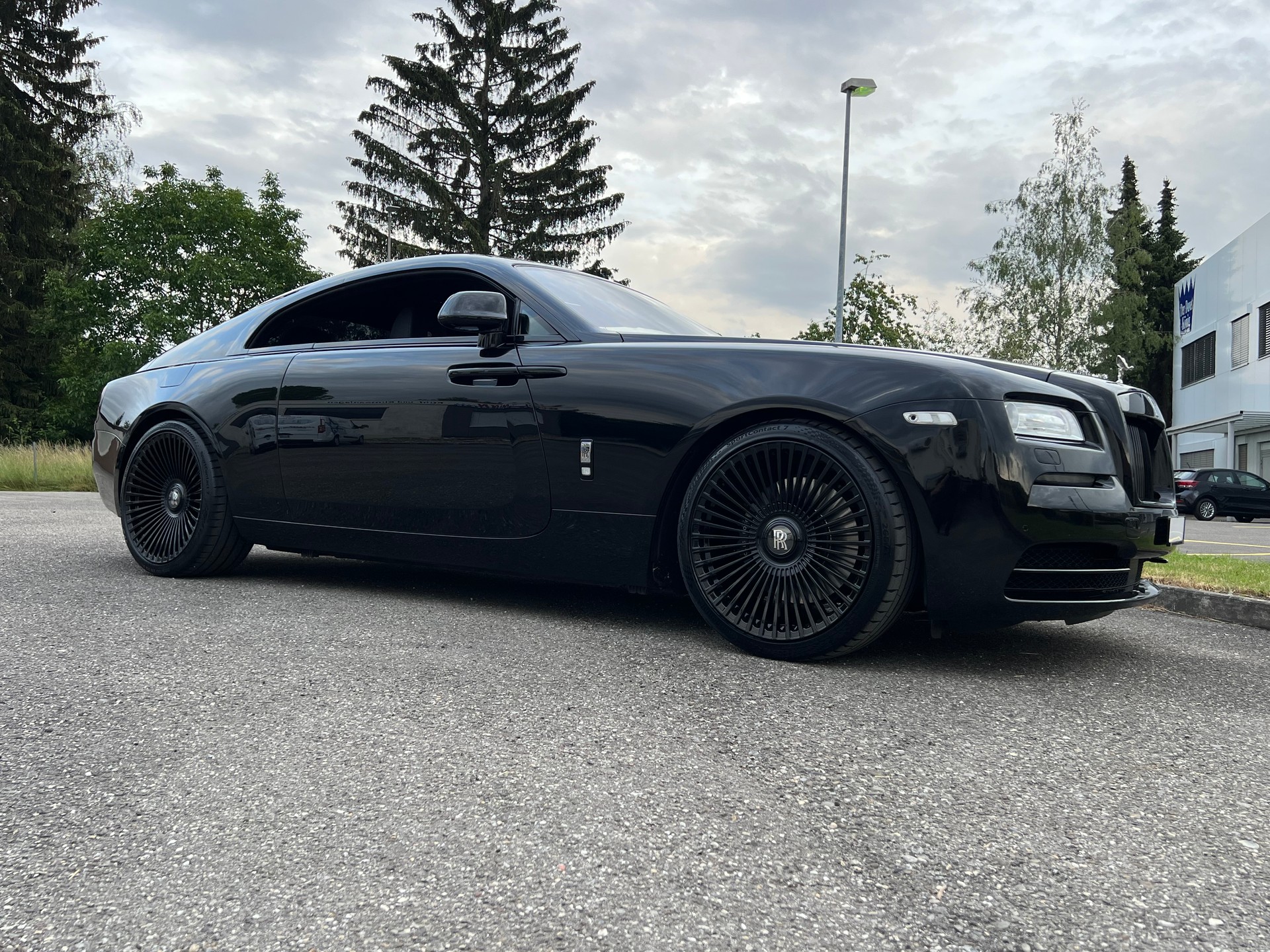 ROLLS-ROYCE "BLACK IS BEAUTY" WRAITH COUPE 6.6 V12 "BLACK BADGE OPTIC" CH WAGEN. AB MFK + AB SERVICE. MIT 632 PS.-image-9