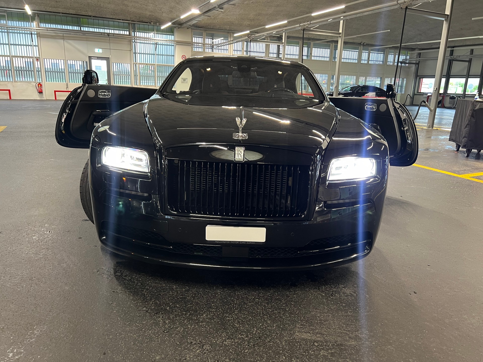 ROLLS-ROYCE "BLACK IS BEAUTY" WRAITH COUPE 6.6 V12 "BLACK BADGE OPTIC" CH WAGEN. AB MFK + AB SERVICE. MIT 632 PS.-image-12