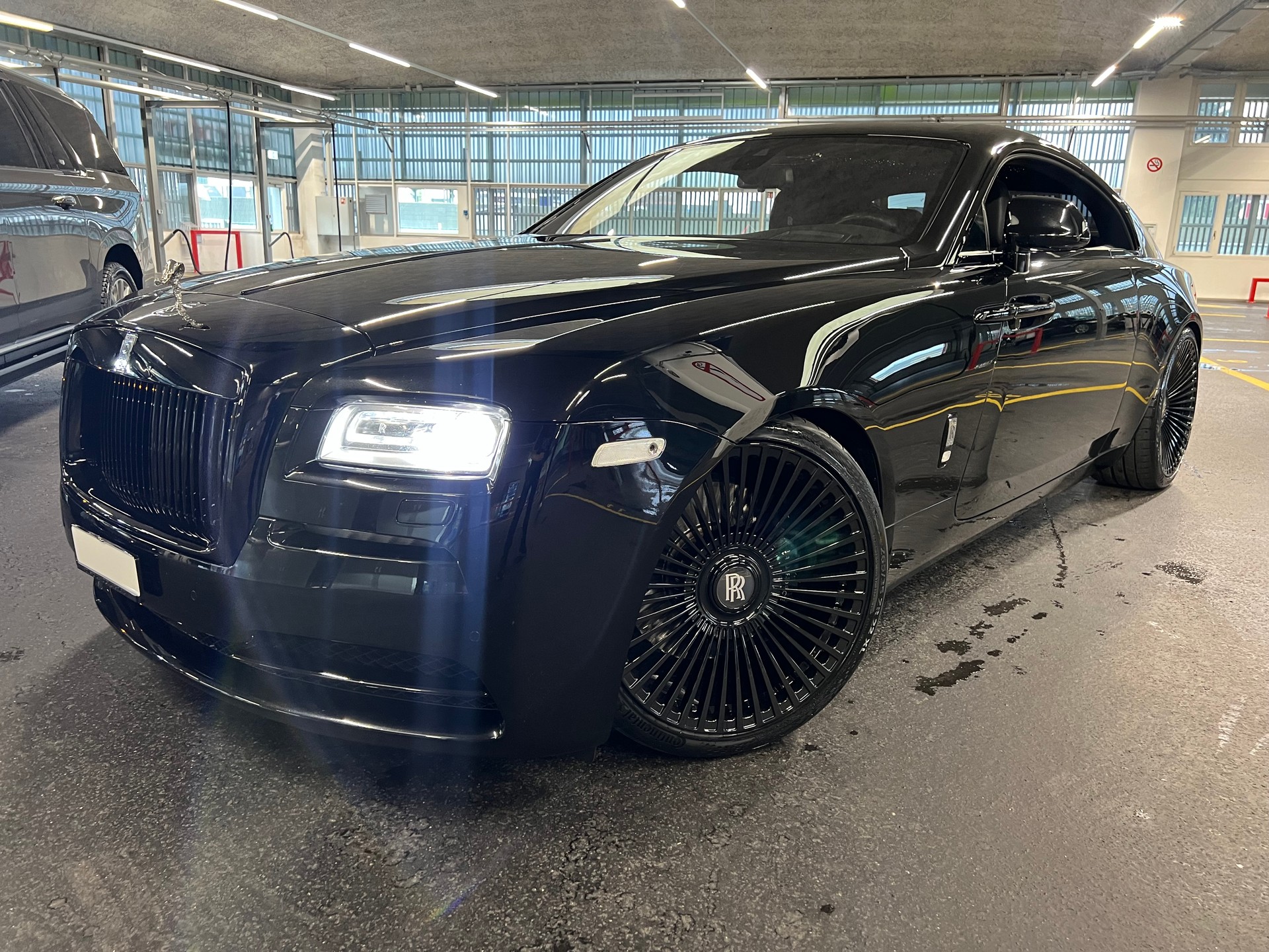 ROLLS-ROYCE "BLACK IS BEAUTY" WRAITH COUPE 6.6 V12 "BLACK BADGE OPTIC" CH WAGEN. AB MFK + AB SERVICE. MIT 632 PS.-image-16