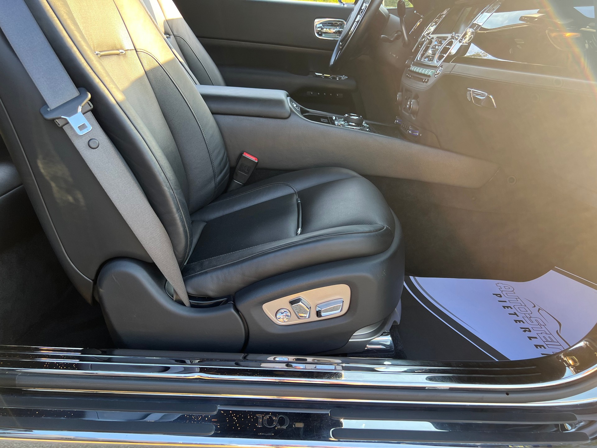 ROLLS-ROYCE "BLACK IS BEAUTY" WRAITH COUPE 6.6 V12 "BLACK BADGE OPTIC" CH WAGEN. AB MFK + AB SERVICE. MIT 632 PS.-image-19