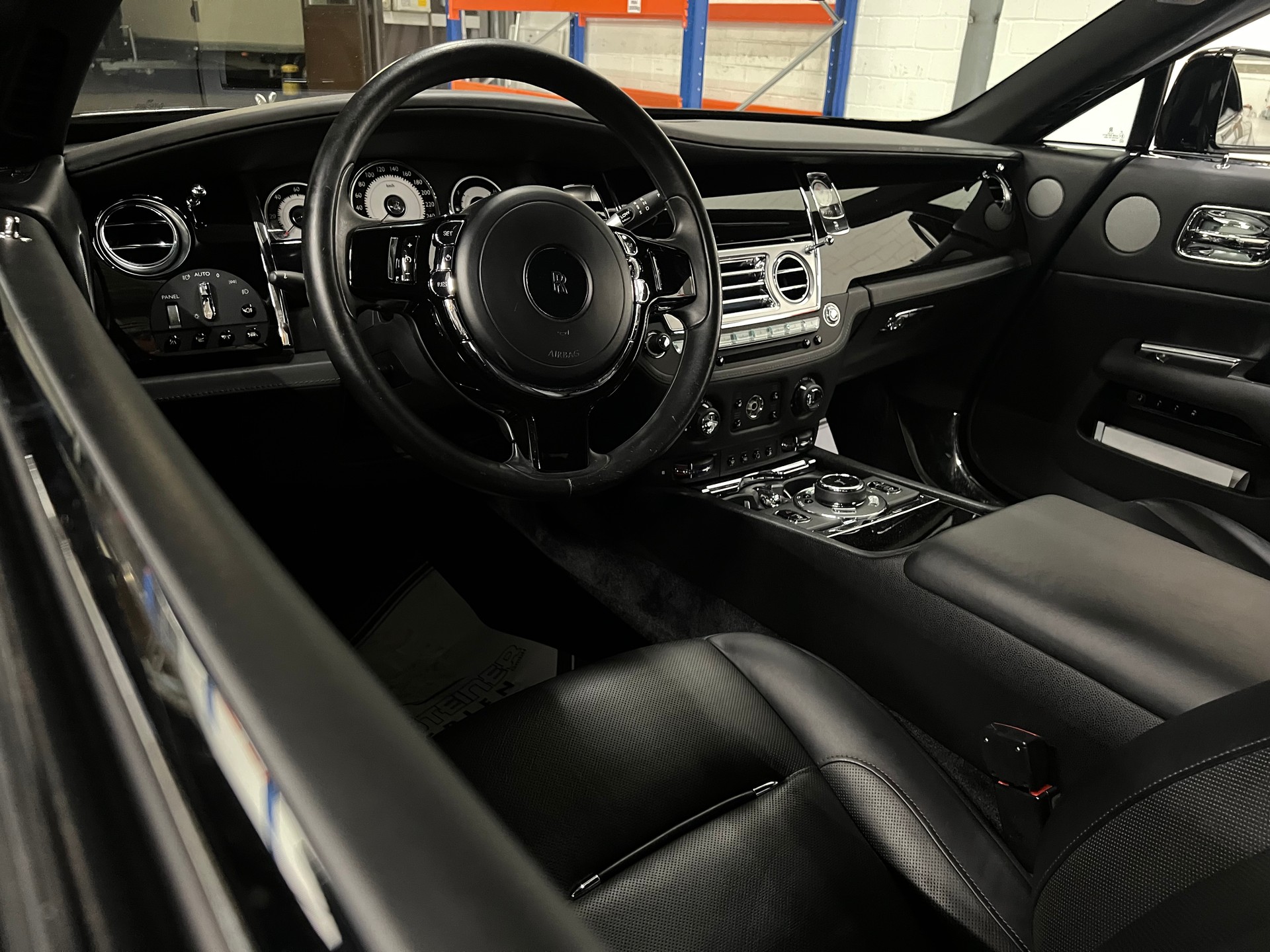 ROLLS-ROYCE "BLACK IS BEAUTY" WRAITH COUPE 6.6 V12 "BLACK BADGE OPTIC" CH WAGEN. AB MFK + AB SERVICE. MIT 632 PS.-image-4