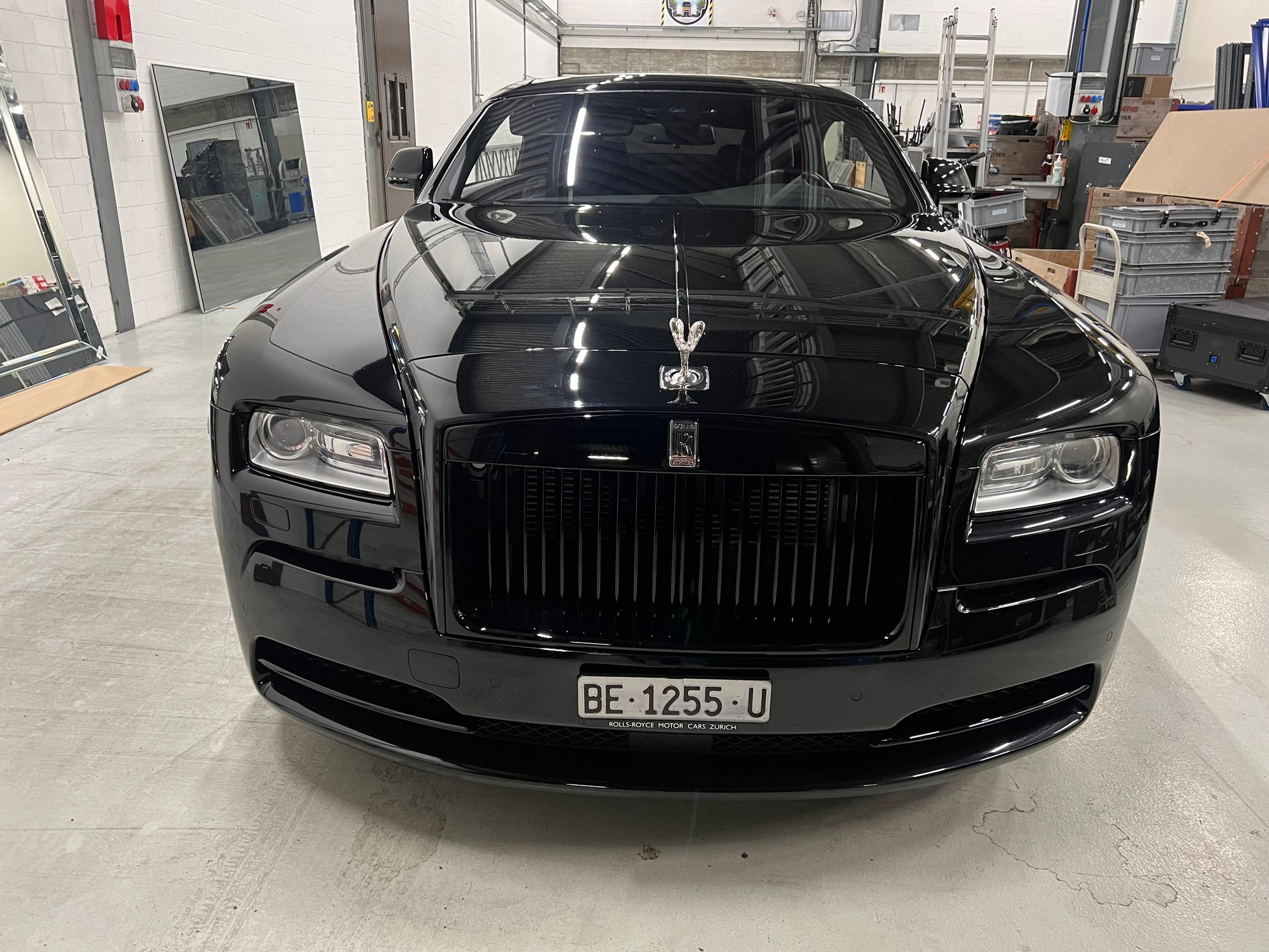 ROLLS-ROYCE "BLACK IS BEAUTY" WRAITH COUPE 6.6 V12 "BLACK BADGE OPTIC" CH WAGEN. AB MFK + AB SERVICE. MIT 632 PS.-image-30
