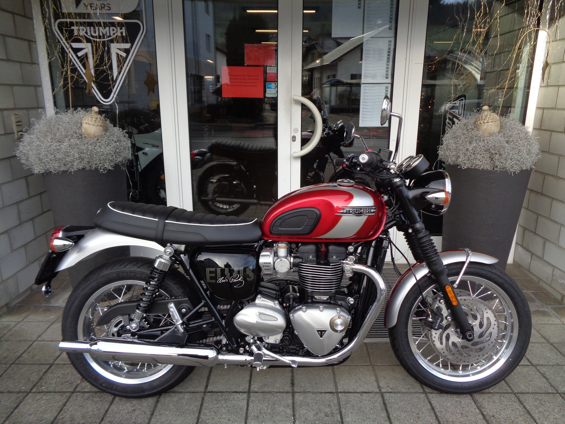 TRIUMPH Bonneville T120 Elvis Edition-image-2