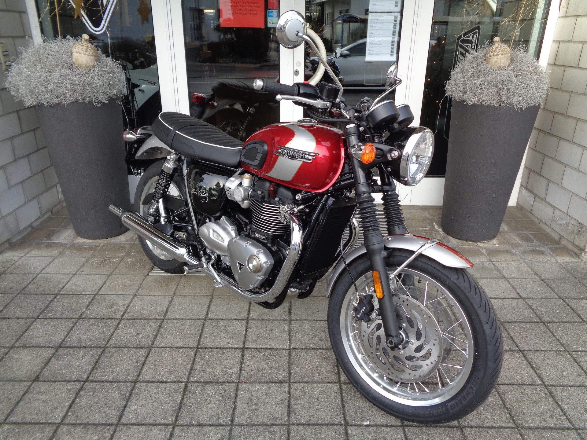 TRIUMPH Bonneville T120 Elvis Edition-image-3