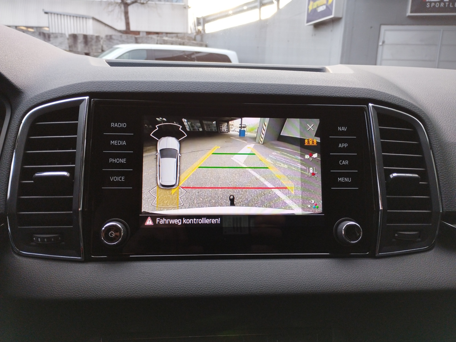 SKODA Karoq 2.0 TDI CR Selection 4x4 DSG-image-14
