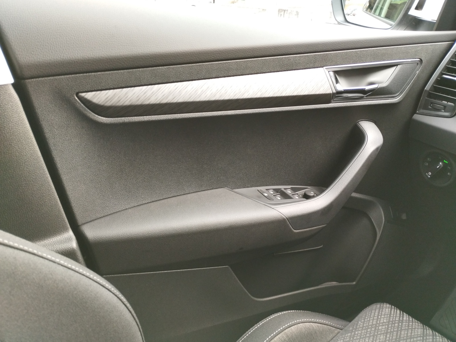 SKODA Karoq 2.0 TDI CR Selection 4x4 DSG-image-12