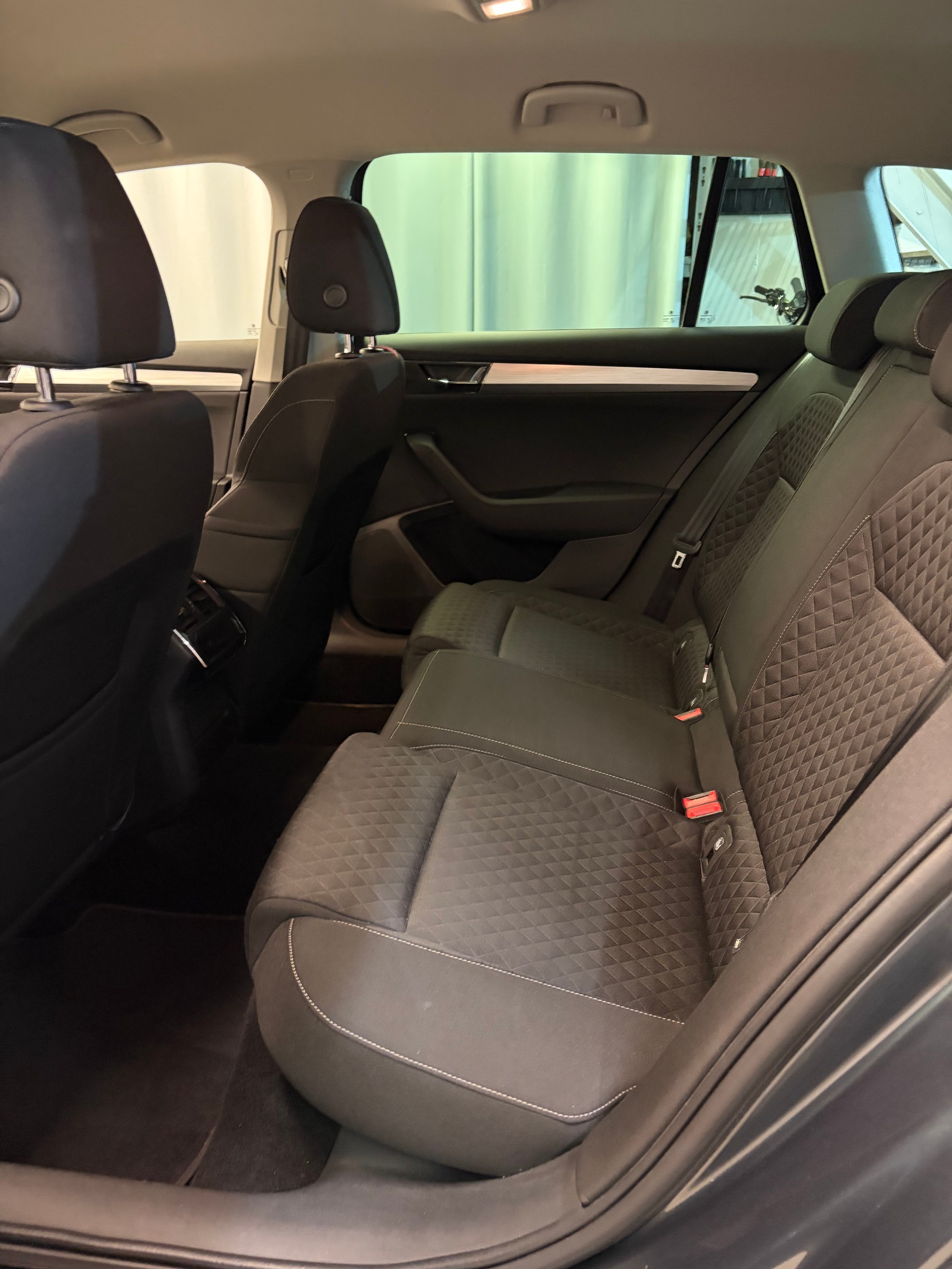 SKODA Superb Combi 2.0 TDi SportLine 4x4 DSG-image-13