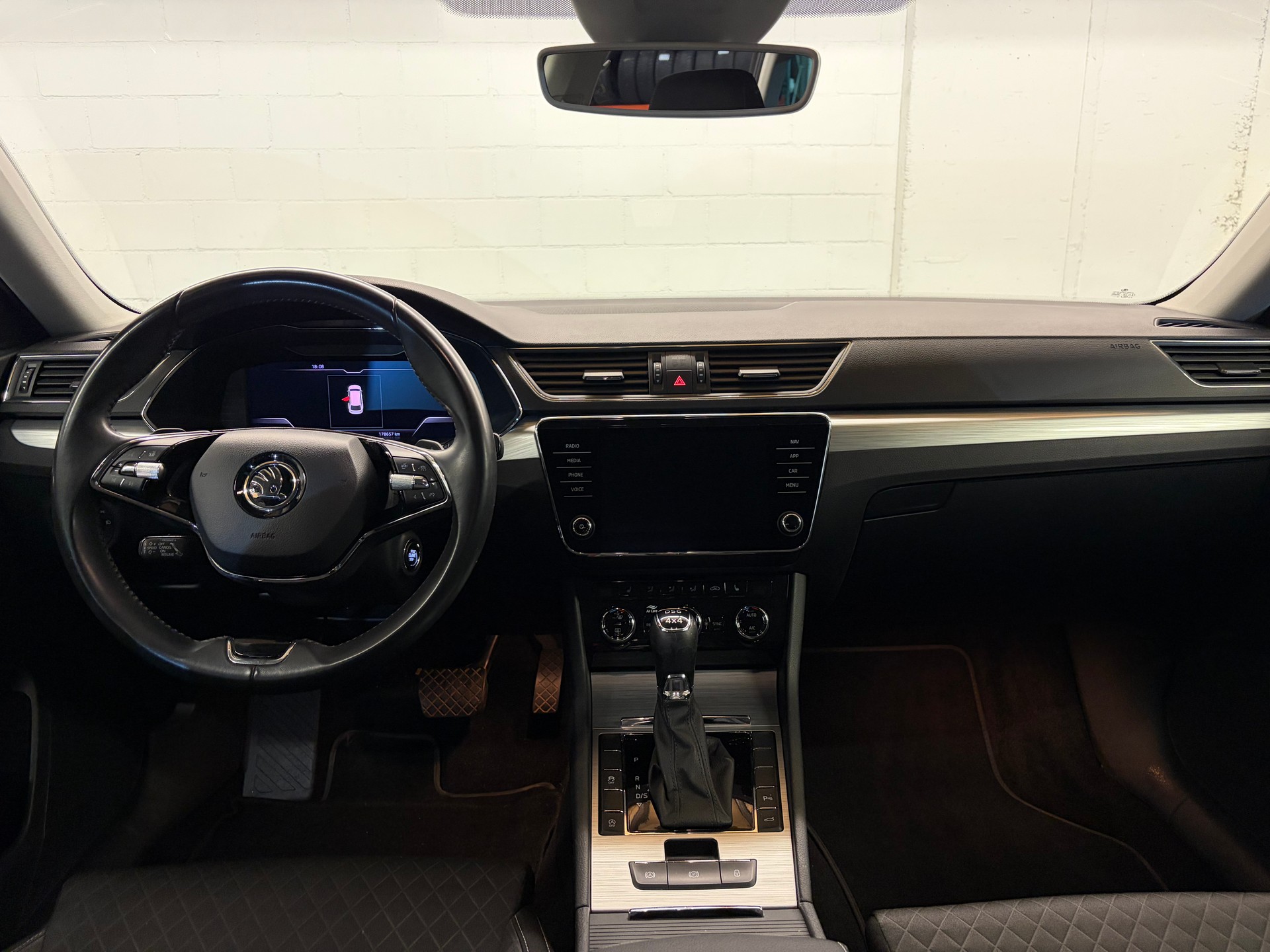 SKODA Superb Combi 2.0 TDi SportLine 4x4 DSG-image-8