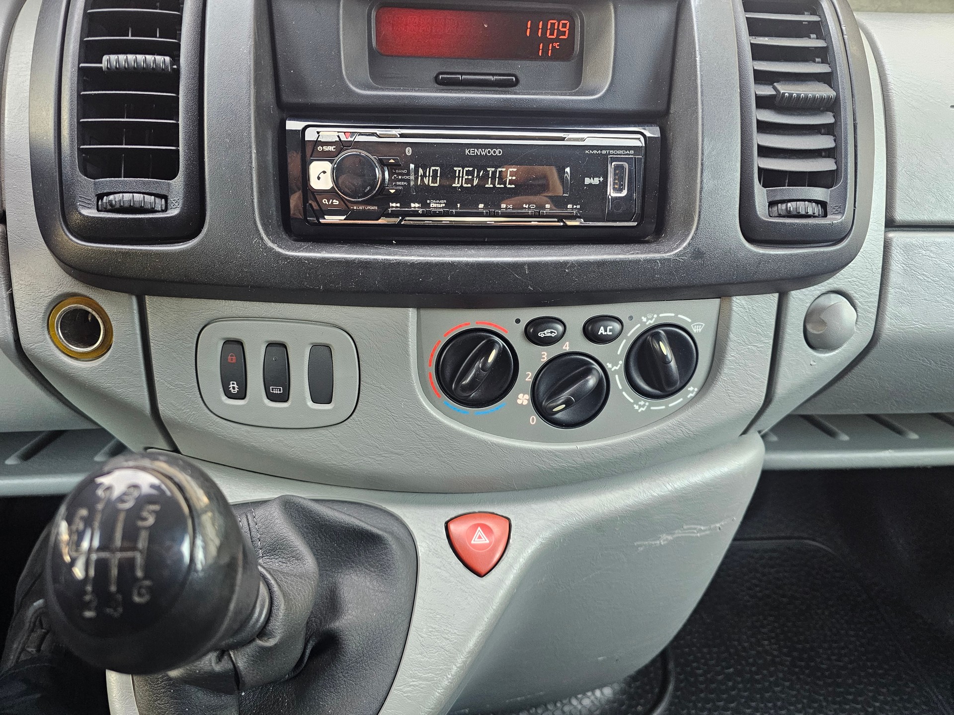 RENAULT Trafic 1.9 dCi 100 2.9t-image-16