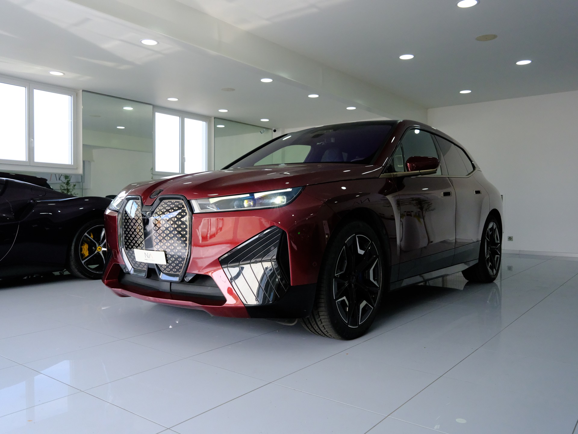 BMW iX xDrive40 Launch Edition-showroom-element-3