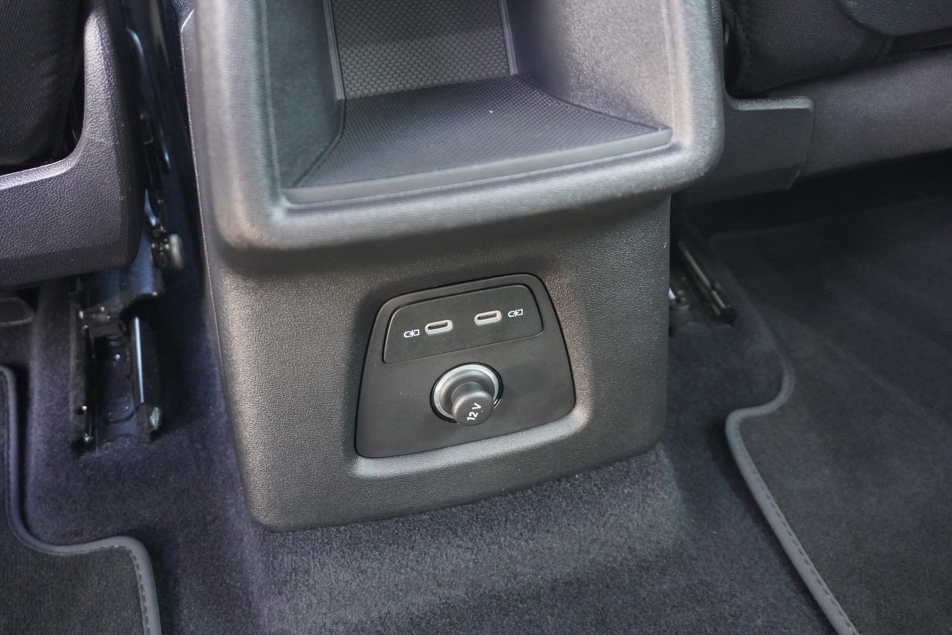 AUDI Q4 e-tron 45 quattro-image-14