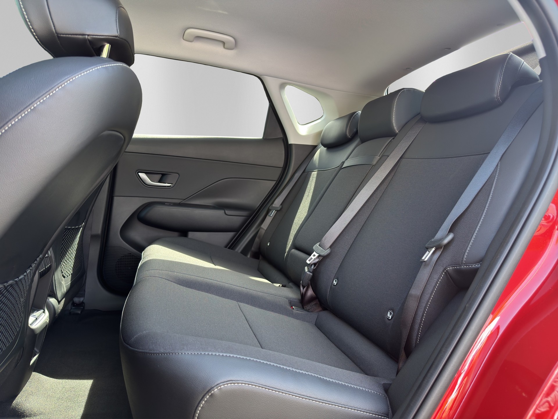 HYUNDAI Kona EV 65.4 kWh Amplia-image-9