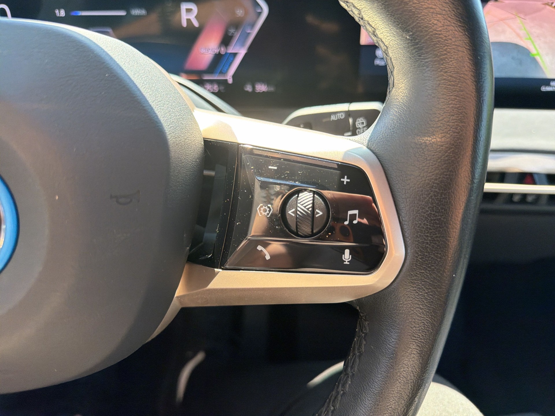 BMW iX xDrive50-image-16