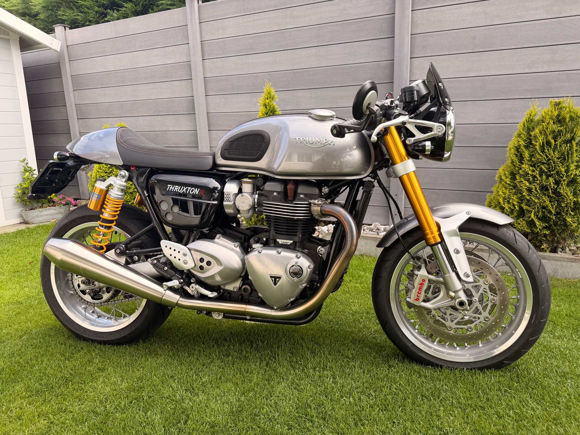 TRIUMPH R-image-0