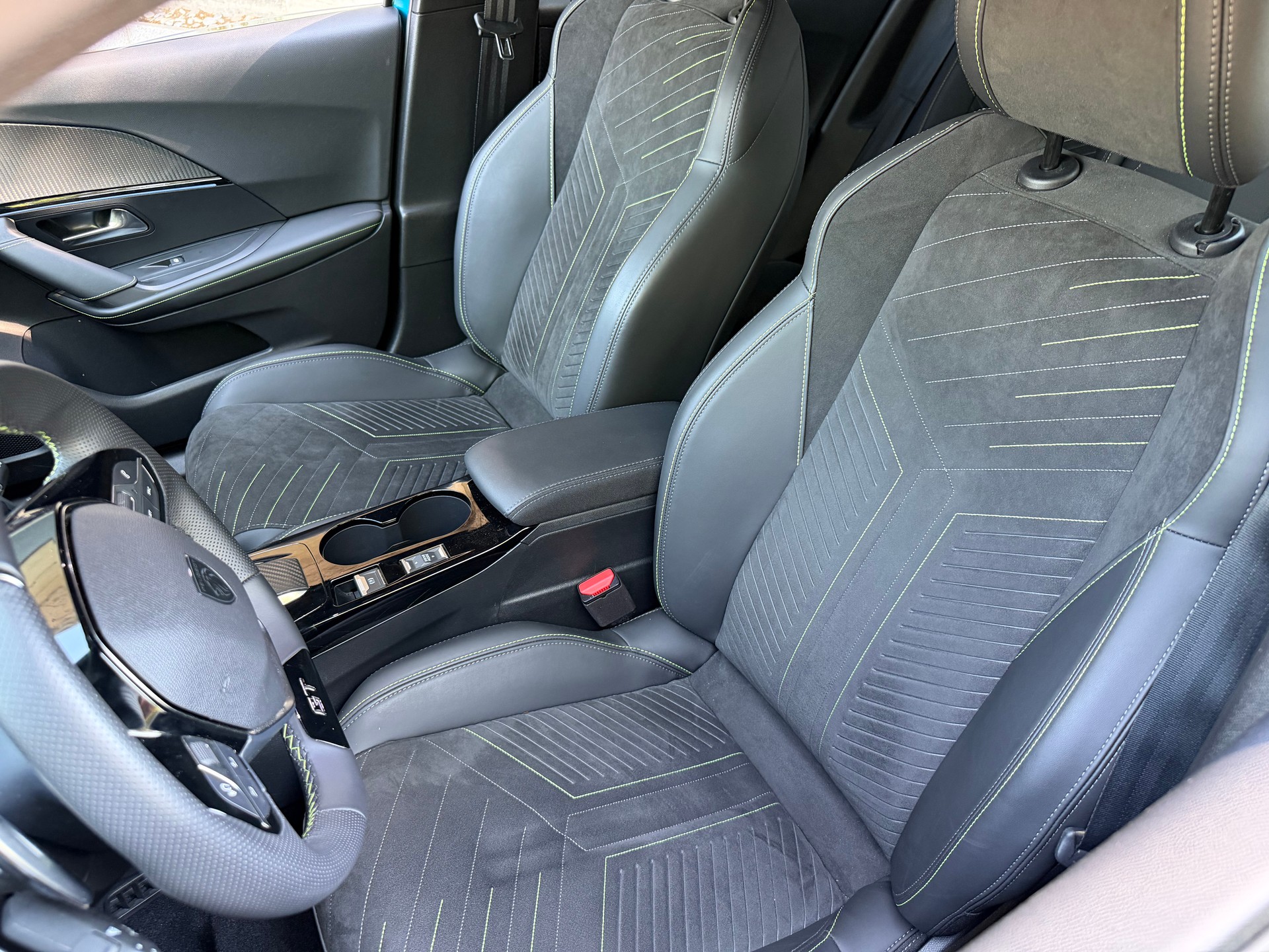 PEUGEOT 2008 1.2 145 MHEV GT-image-9