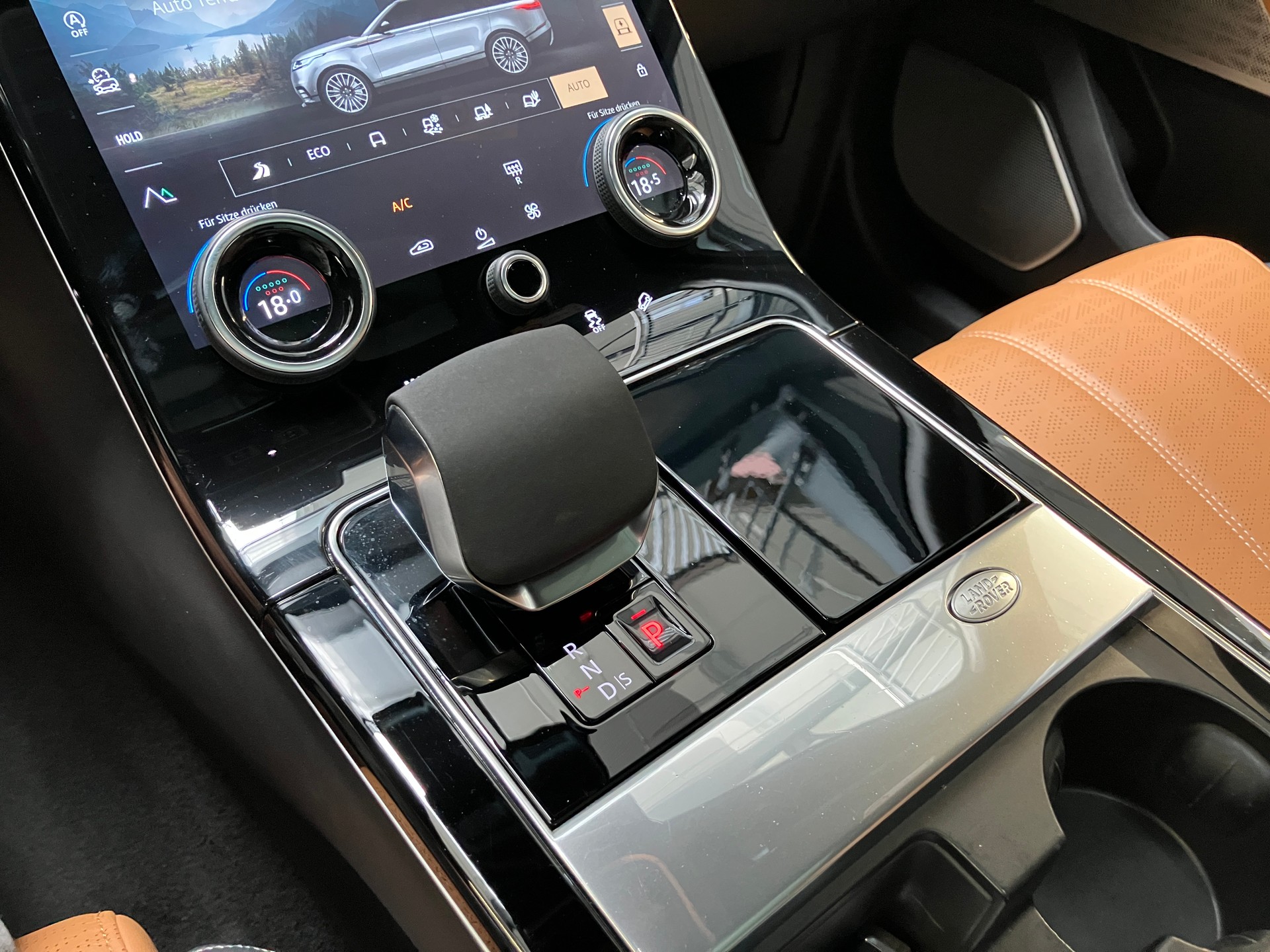 LAND ROVER Range Rover Velar R-Dynamic P 400 HSE Automatic-image-13