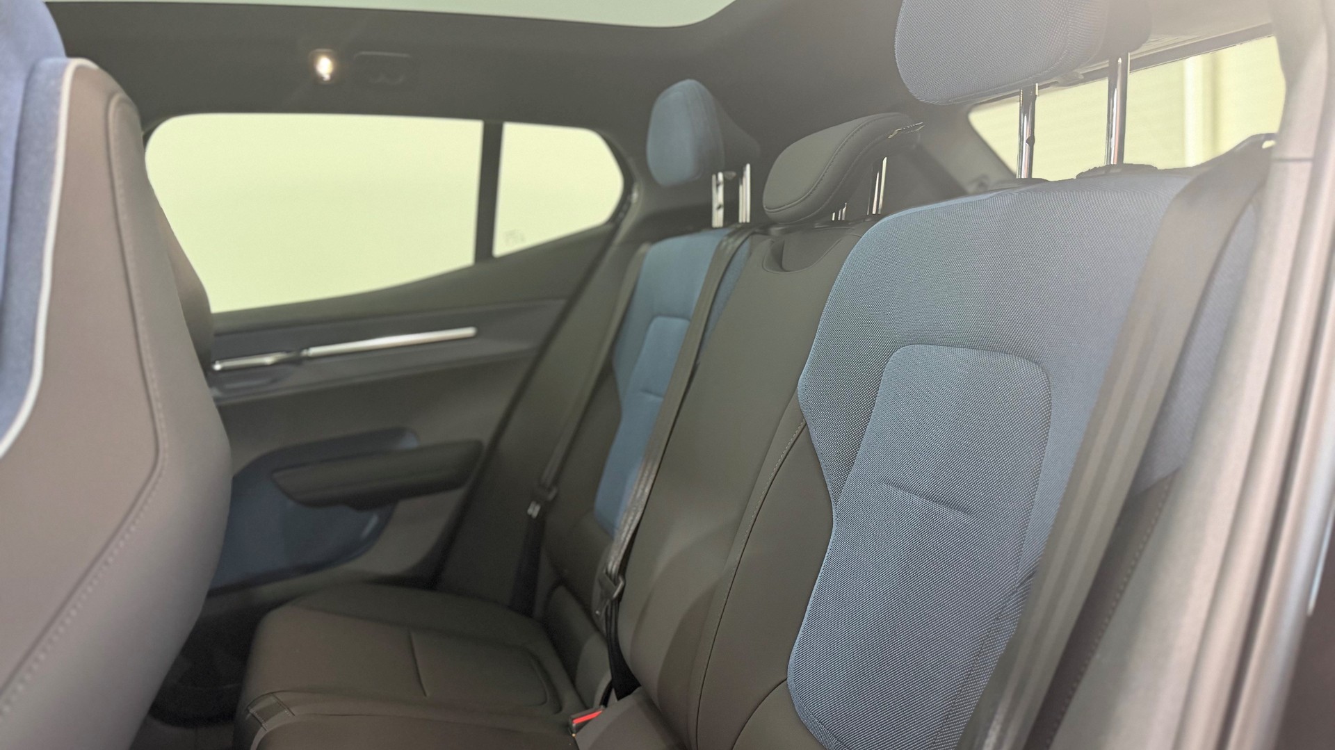 VOLVO EX 30 P8 Ultra XCENTRIC Black E-image-5