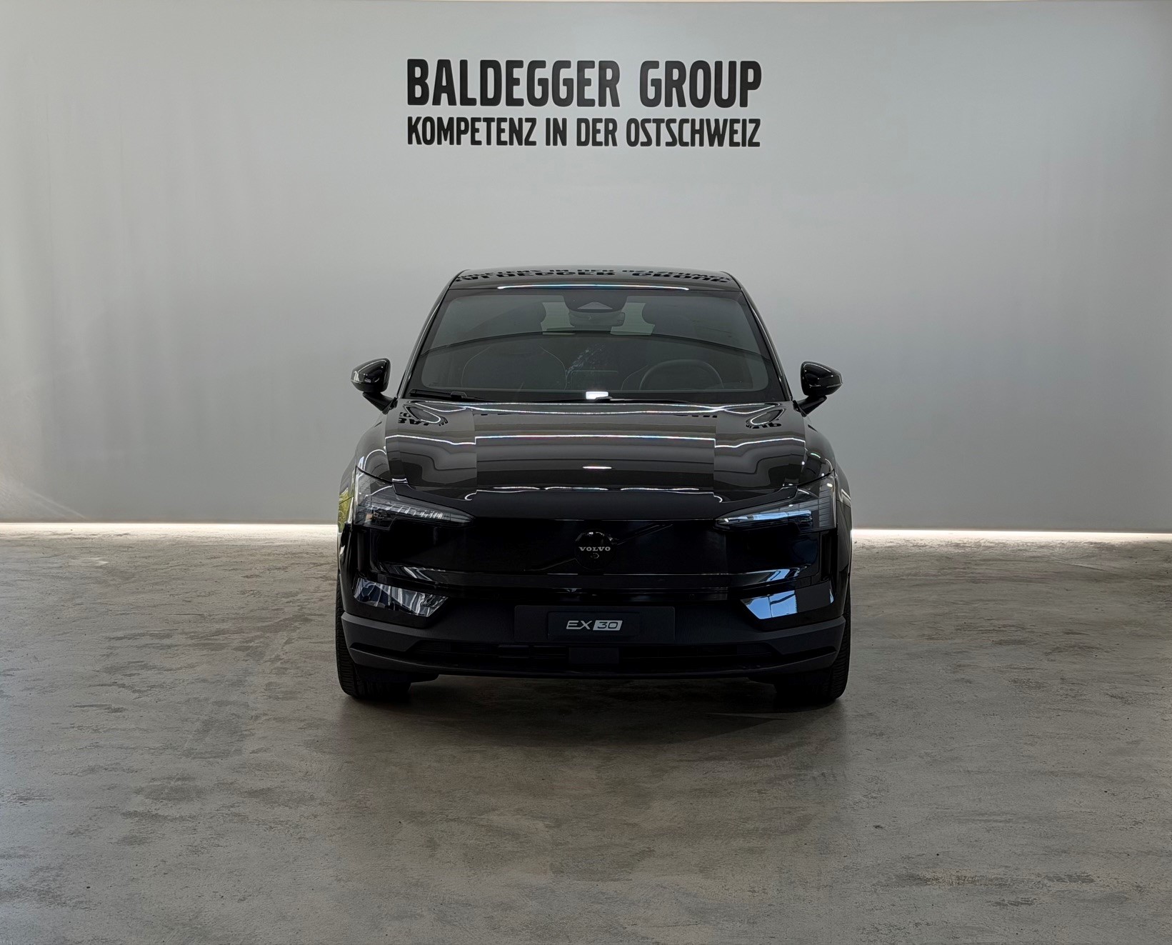 VOLVO EX 30 P8 Ultra XCENTRIC Black E-image-7