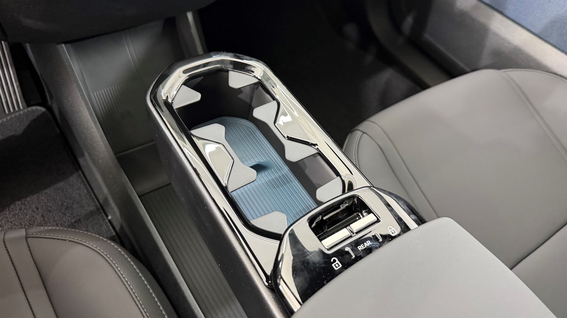 VOLVO EX 30 P8 Ultra XCENTRIC Black E-image-14