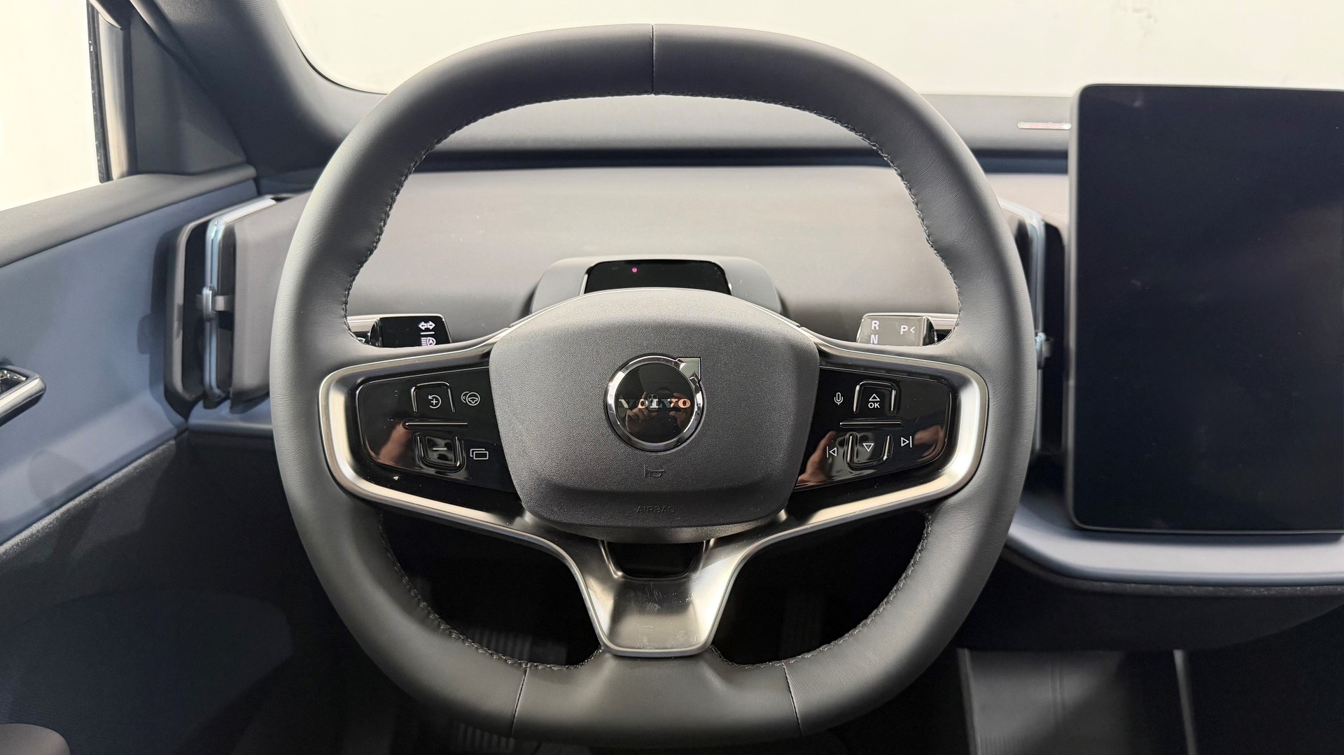 VOLVO EX 30 P8 Ultra XCENTRIC Black E-image-9