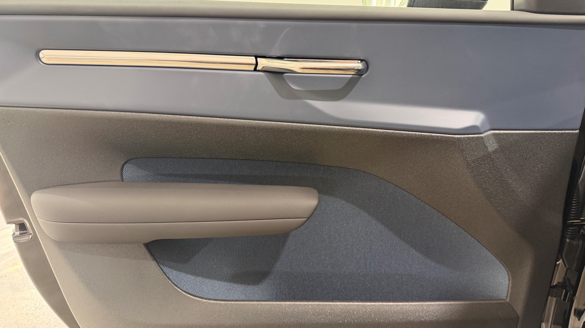 VOLVO EX 30 P8 Ultra XCENTRIC Black E-image-13