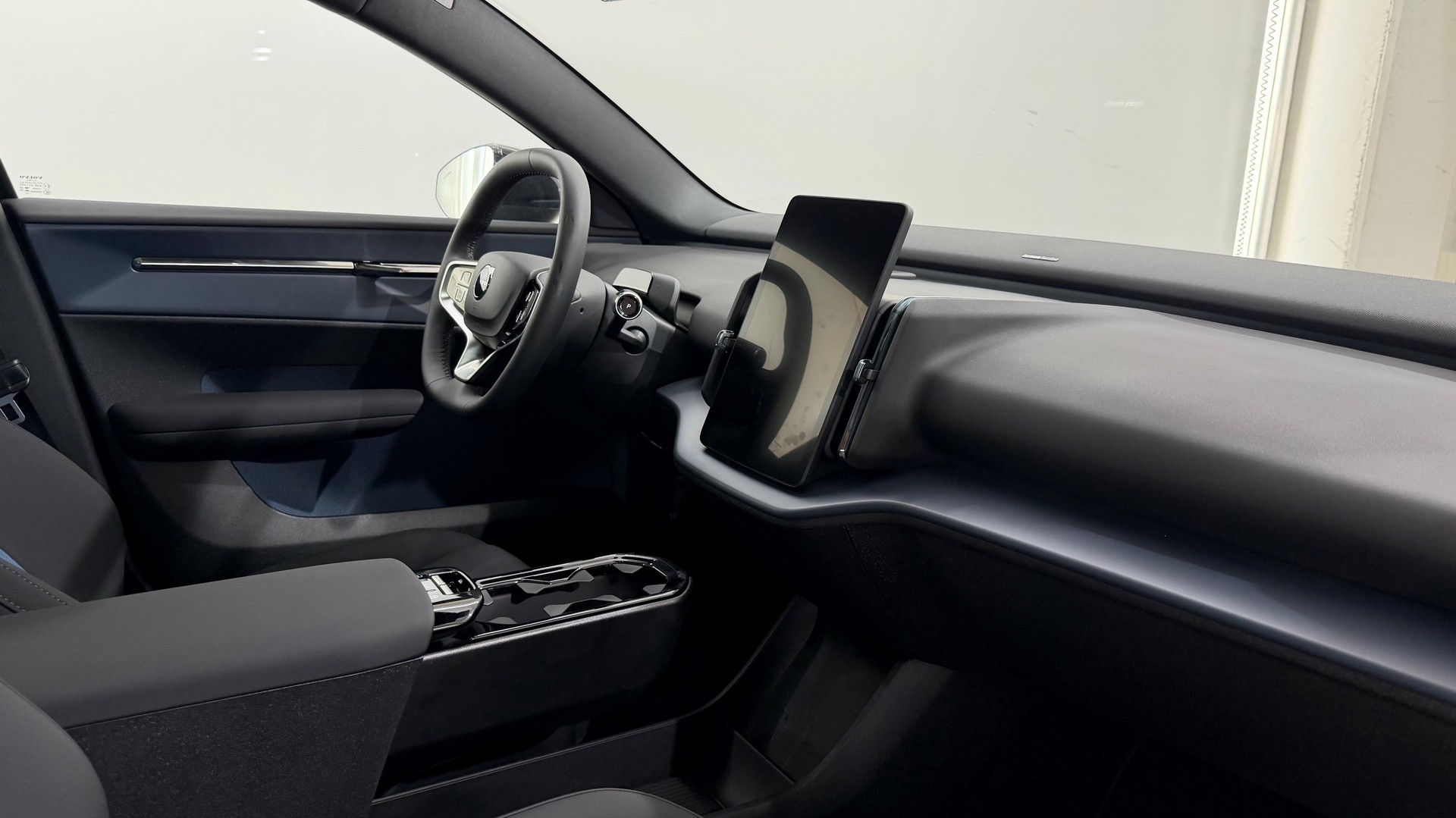 VOLVO EX 30 P8 Ultra XCENTRIC Black E-showroom-element-3